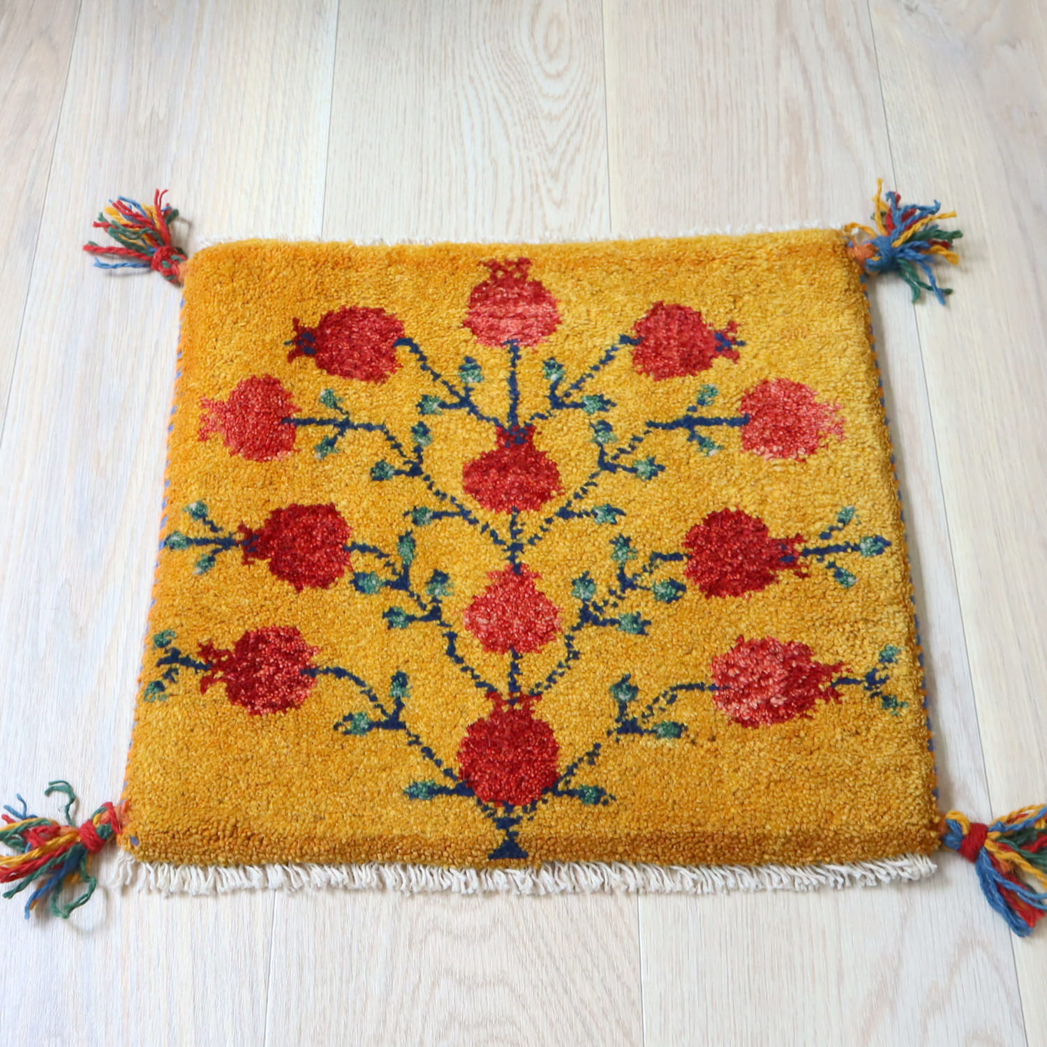ギャッベ イラン産手織り 座布団サイズ 39x42cm イエローオレンジ　ザクロの実