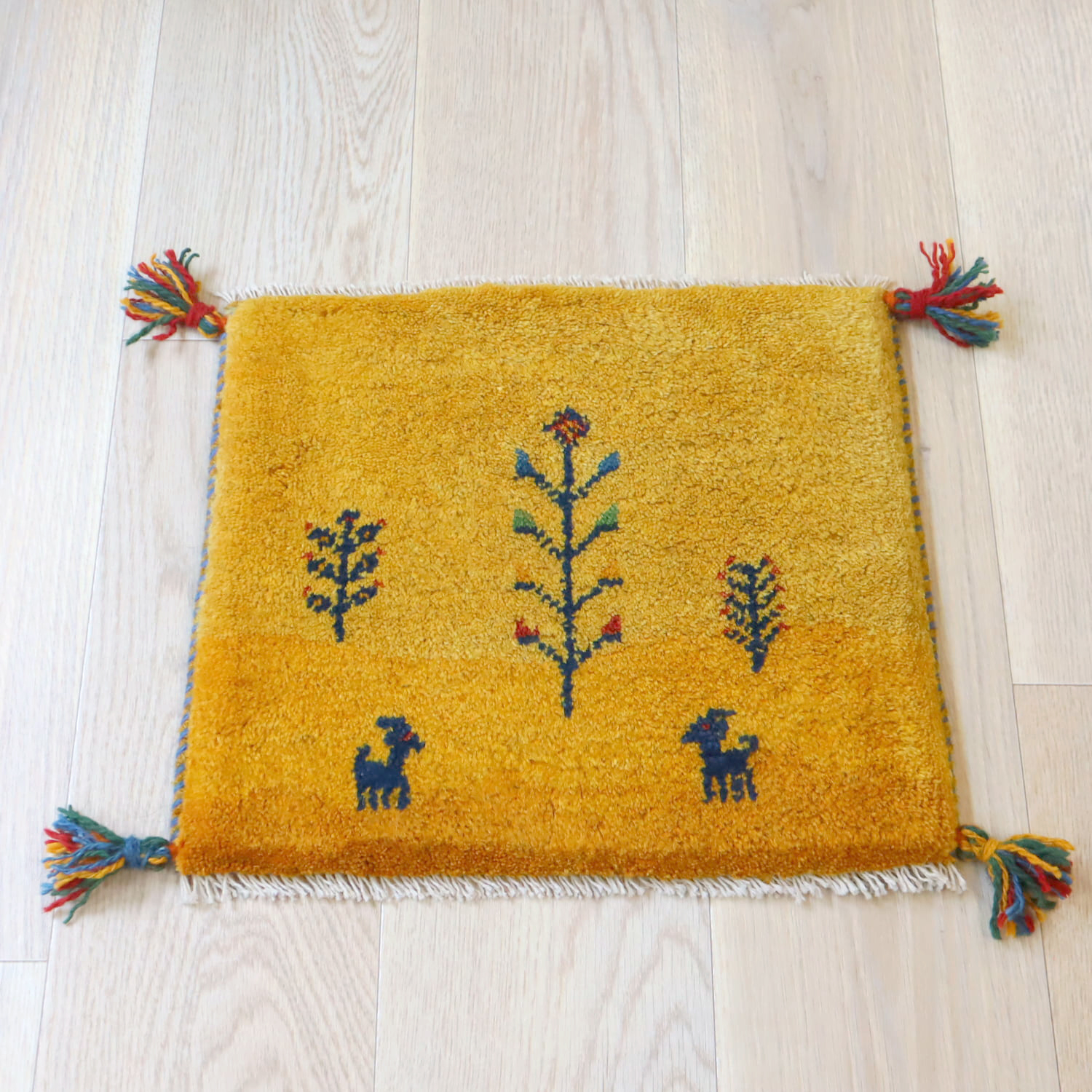 ギャッベ イラン産手織り 座布団サイズ 38x44cm イエローオレンジ　草花と動物