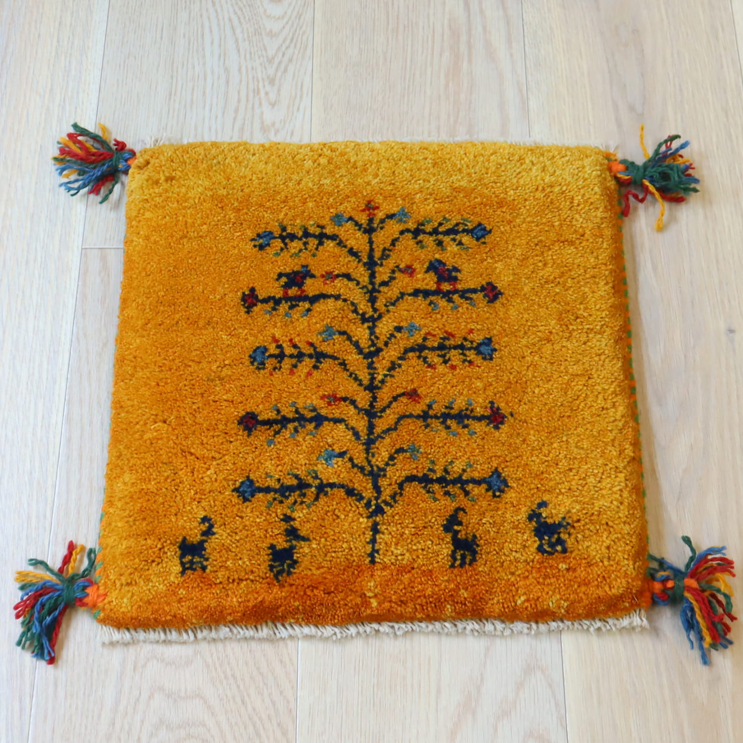 ギャッベ イラン産手織り 座布団サイズ 39x39cm イエローオレンジ　生命の木と動物モチーフ
