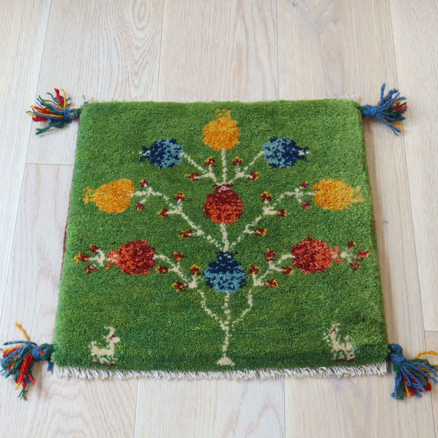 ギャッベ イラン産手織り 座布団サイズ 40x42cm グリーン　ザクロの実