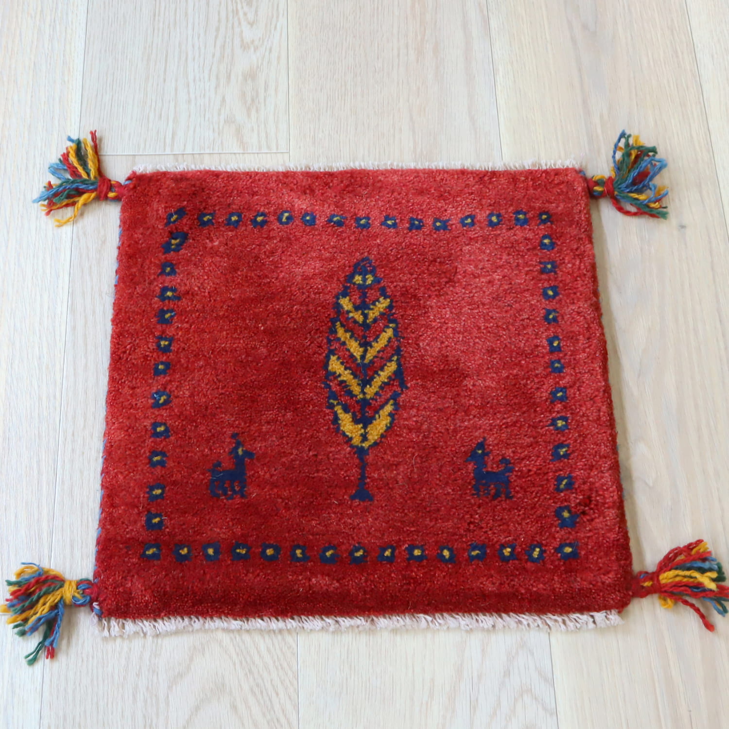 ギャッベ イラン産手織り 座布団サイズ 38x39cm レッド　木の葉のような生命の木