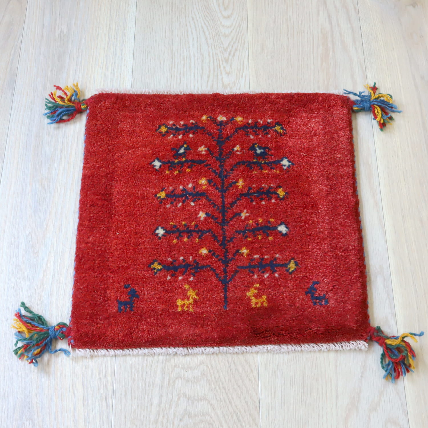 ギャッベ イラン産手織り 座布団サイズ 38x39cm レッド　生命の木と動物モチーフ