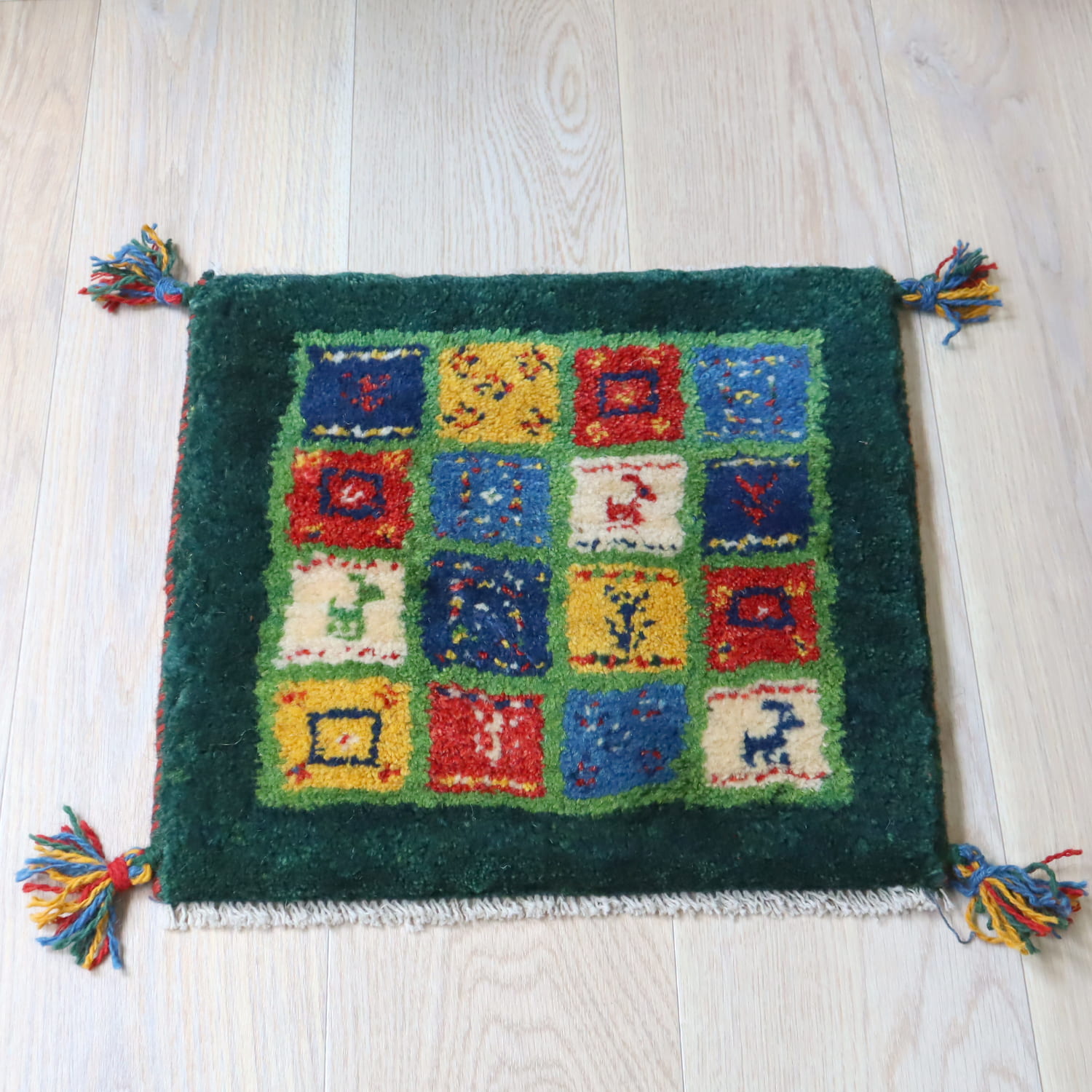 ギャッベ イラン産手織り 座布団サイズ 40x44cm カラフルなモザイクタイル