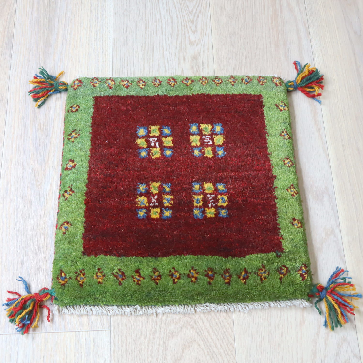 ギャッベ イラン産手織り 座布団サイズ 39x39cm 深いレッド　明るいグリーン
