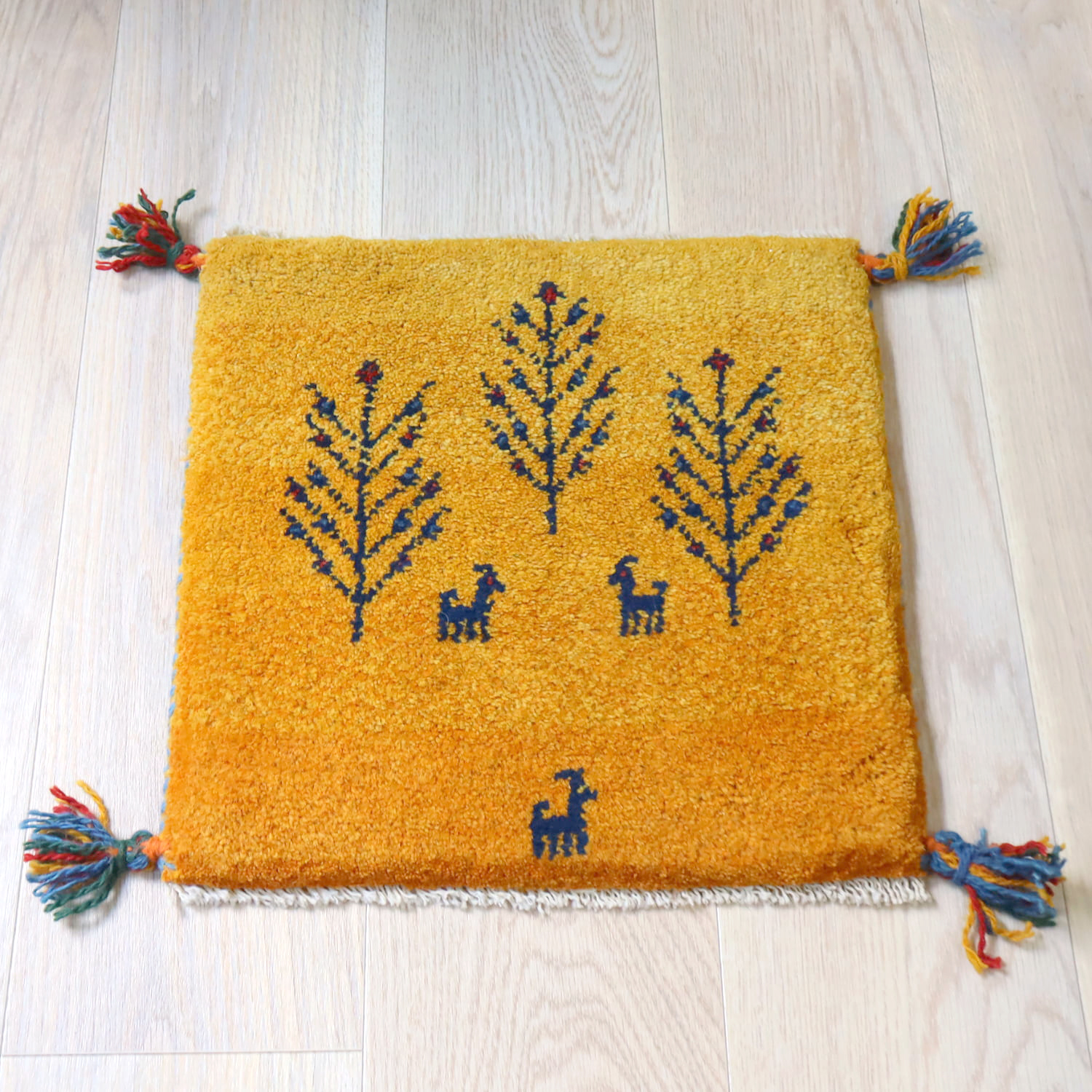 ギャッベ イラン産手織り 座布団サイズ 40x41cm イエローオレンジ　生命の木と動物モチーフ