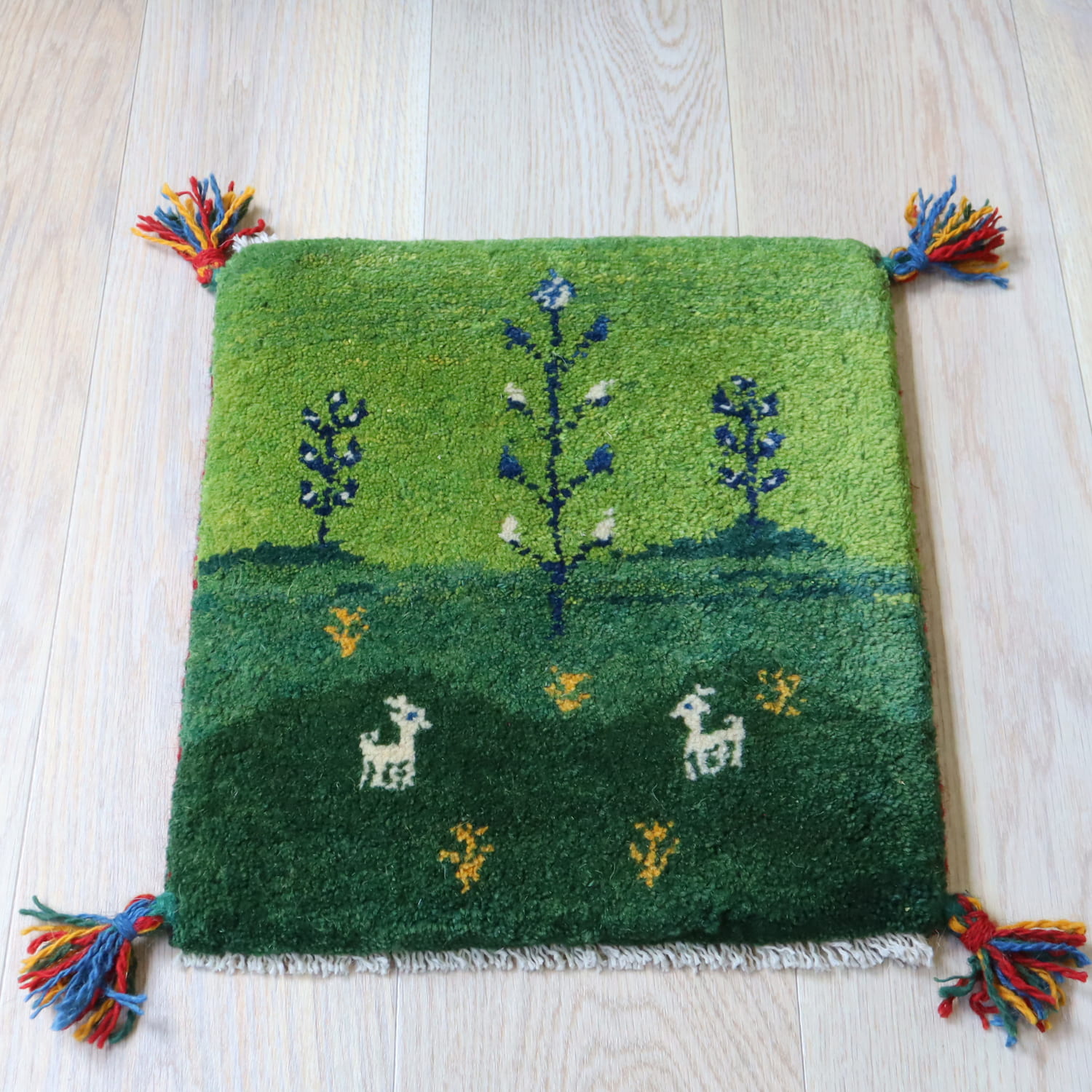 ギャッベ イラン産手織り 座布団サイズ 40x37cm グリーングラデーション　風景