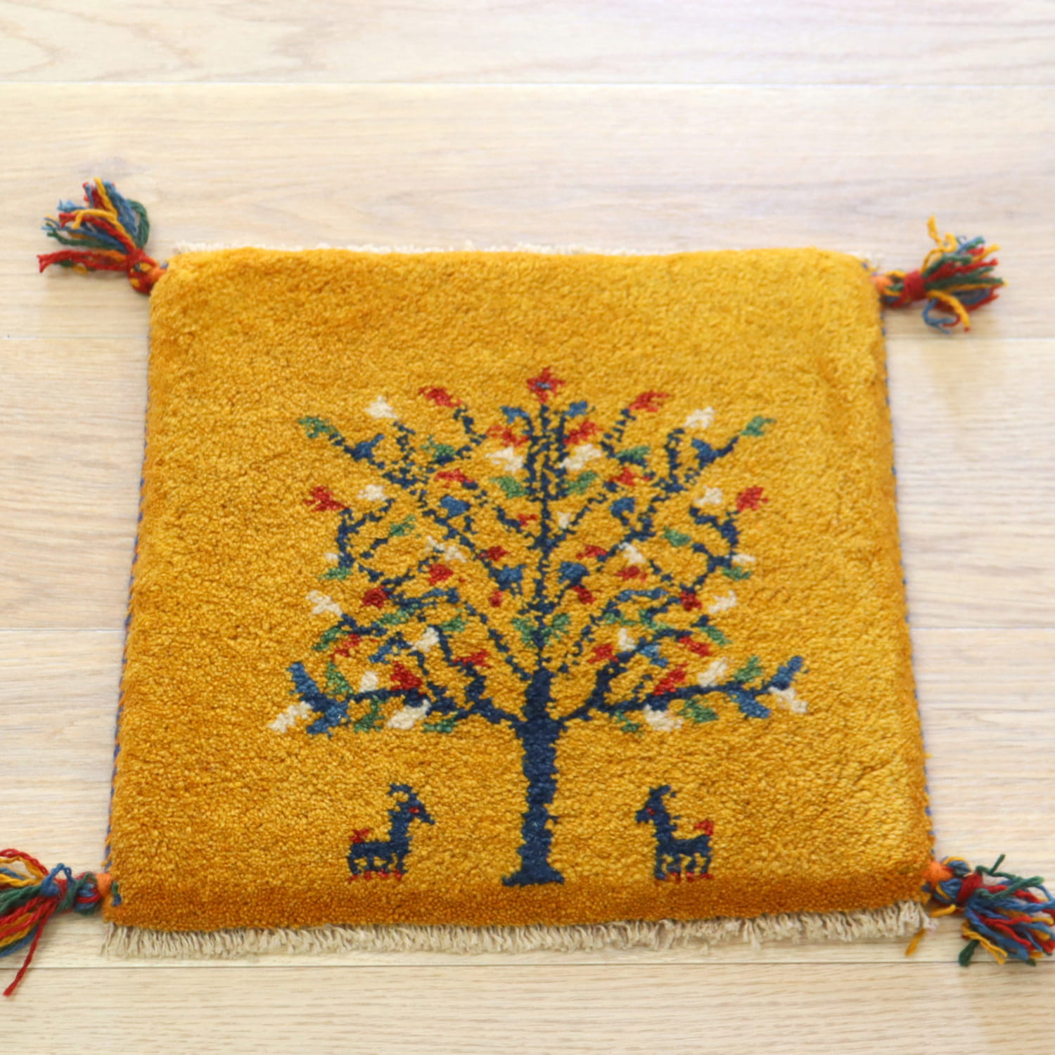 ギャッベ イラン産手織り 座布団サイズ 39x40cm イエロー　花をつけた生命の木