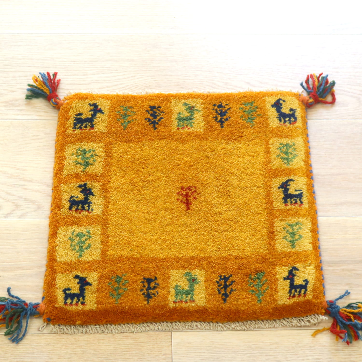 ギャッベ イラン産手織り 座布団サイズ 39x39cm イエローオレンジ　タイルモチーフ