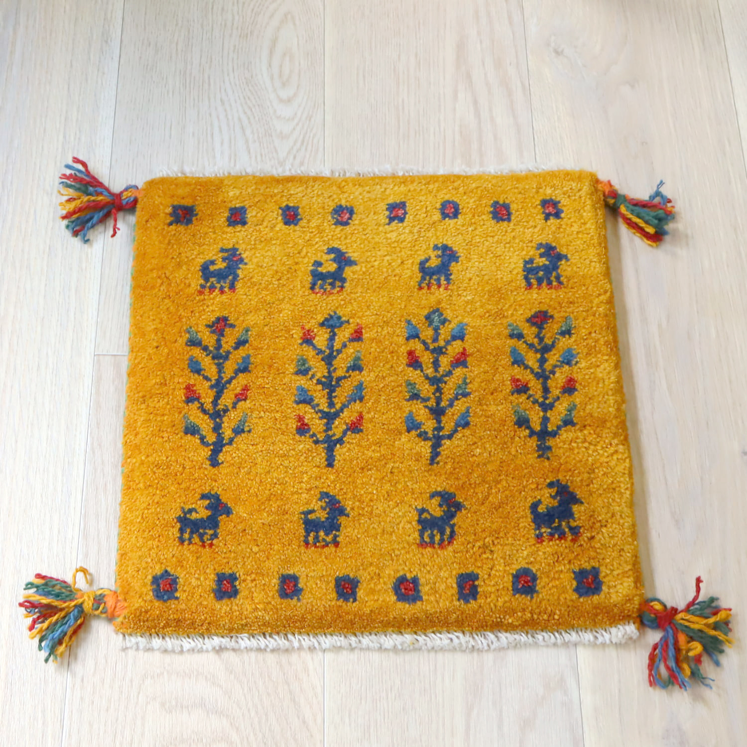 ギャッベ イラン産手織り 座布団サイズ 39x39cm イエローオレンジ　草花と動物
