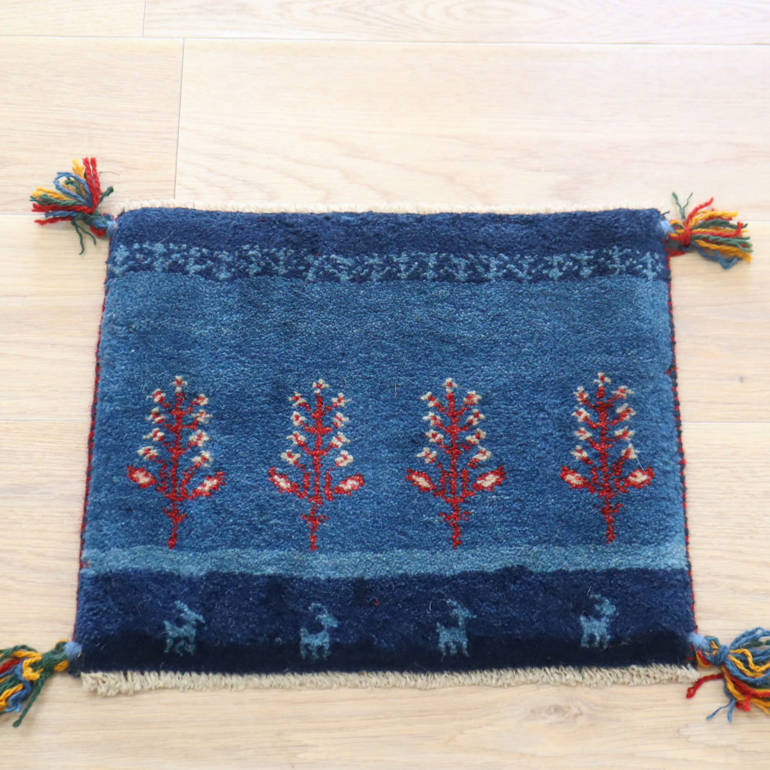 ギャッベ イラン産手織り 座布団サイズ 37x43cm ブルー　ネイビー　生命の木