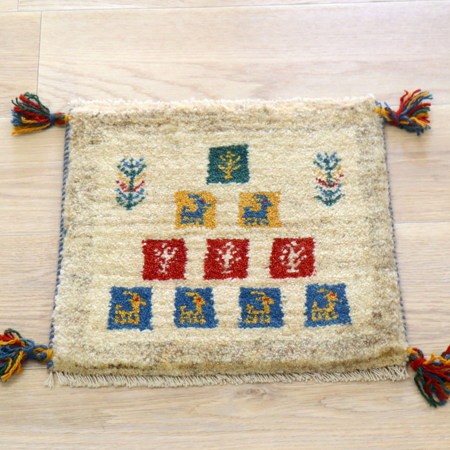 ギャッベ イラン産手織り 座布団サイズ 38x42cm ナチュラルアイボリー　カラフルなタイル