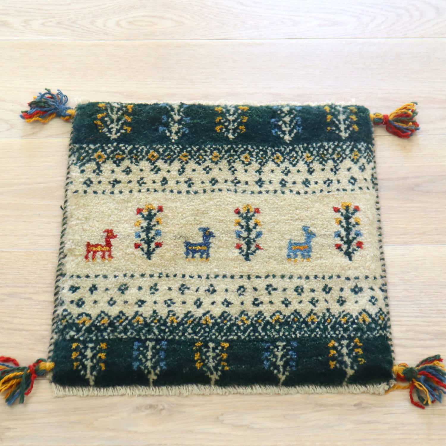 ギャッベ イラン産手織り 座布団サイズ 41x43cm ナチュラル　グリーン
