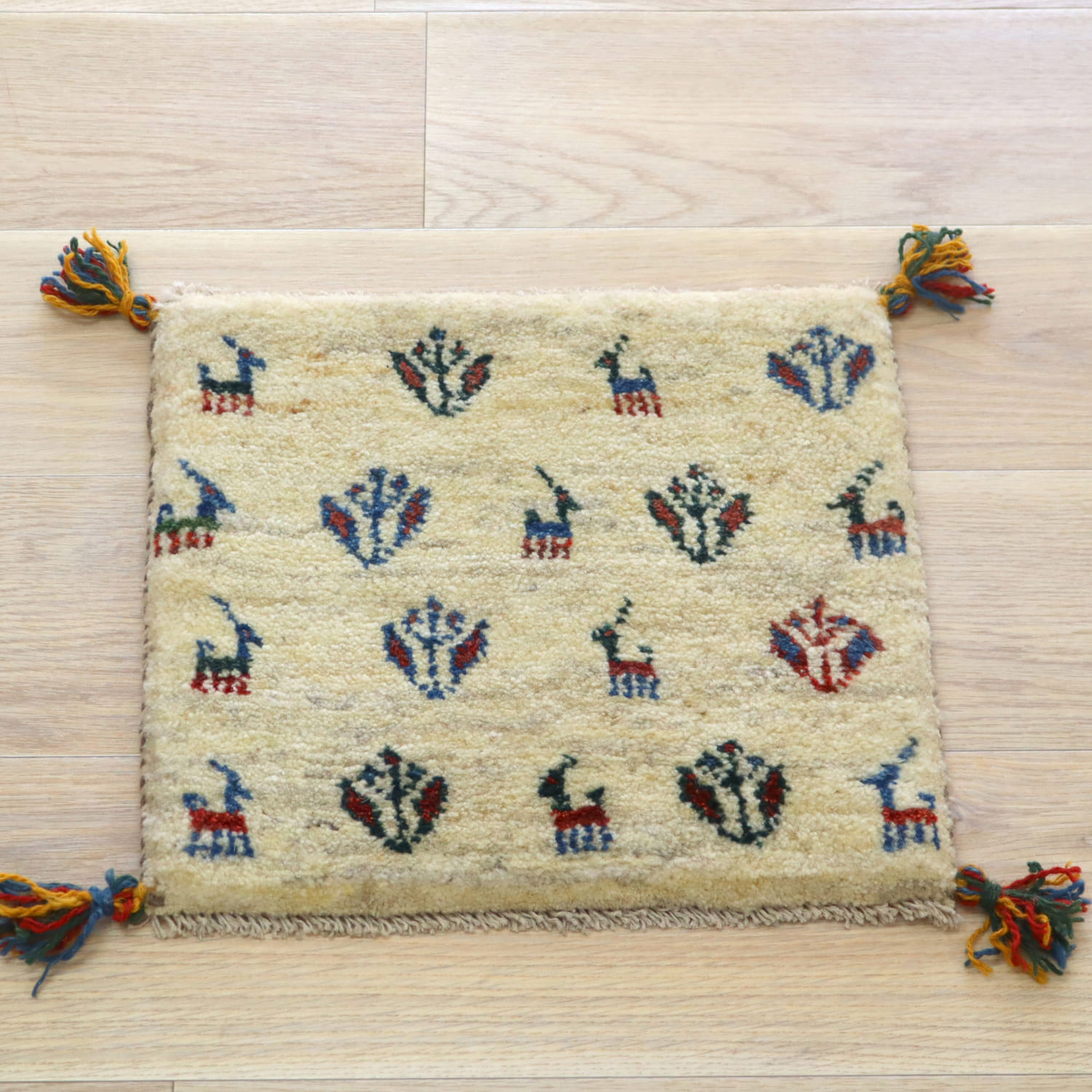 ギャッベ イラン産手織り 座布団サイズ 40x44cm ナチュラルアイボリー　草花と動物のモチーフ