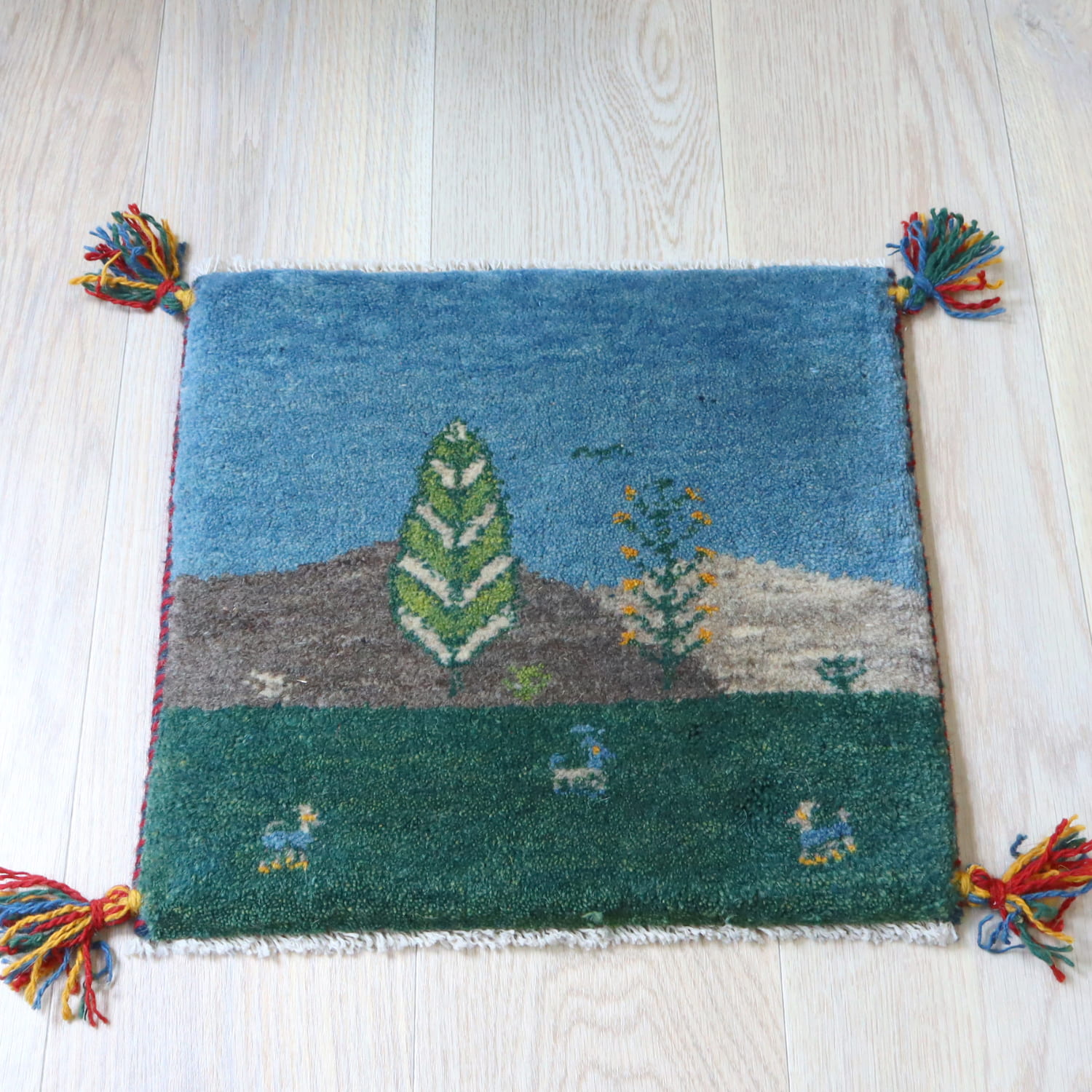 ギャッベ イラン産手織り 座布団サイズ 39x43cm ブルー　風景のギャッベ