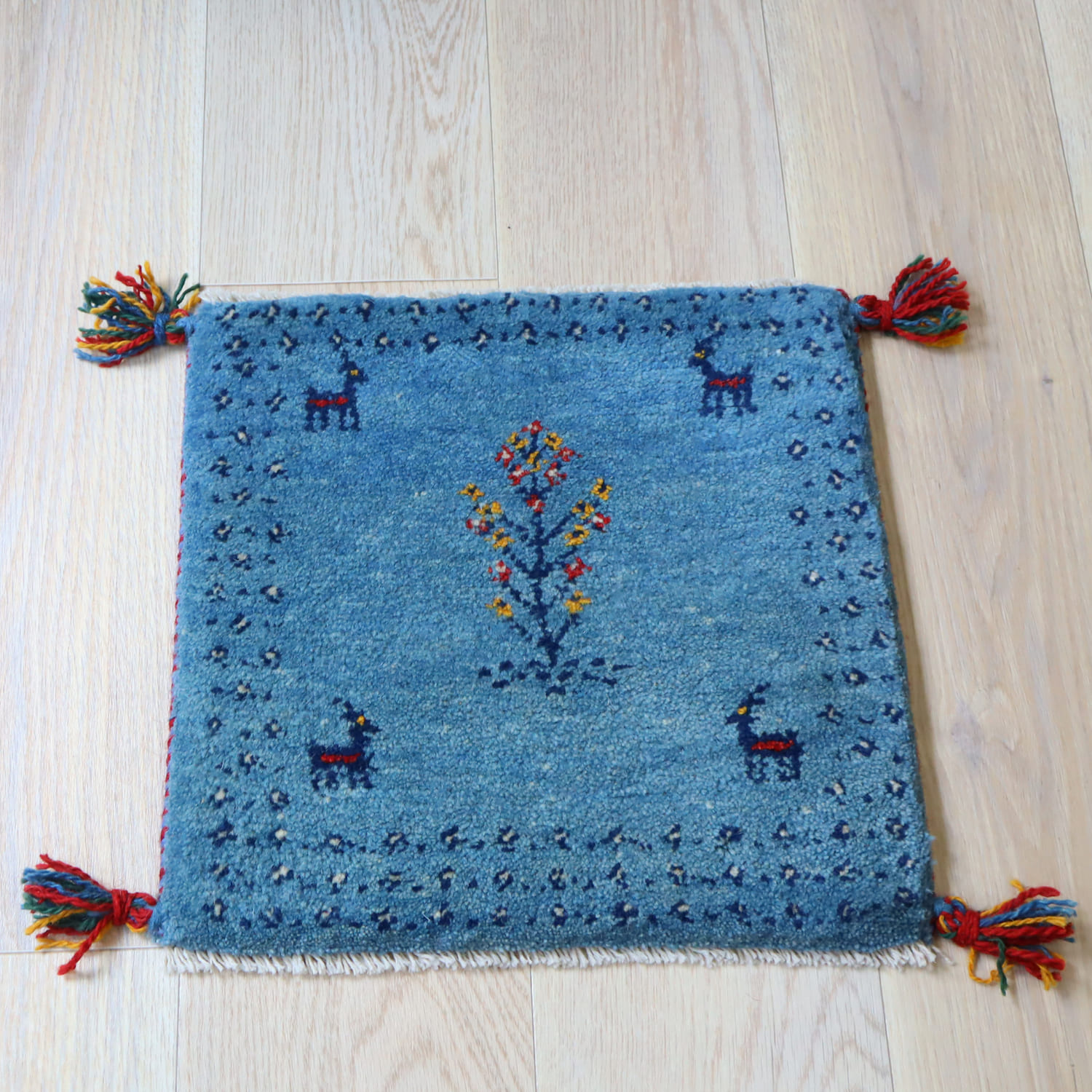 ギャッベ イラン産手織り 座布団サイズ 39x41cm 明るいブルー　　草花と動物モチーフ