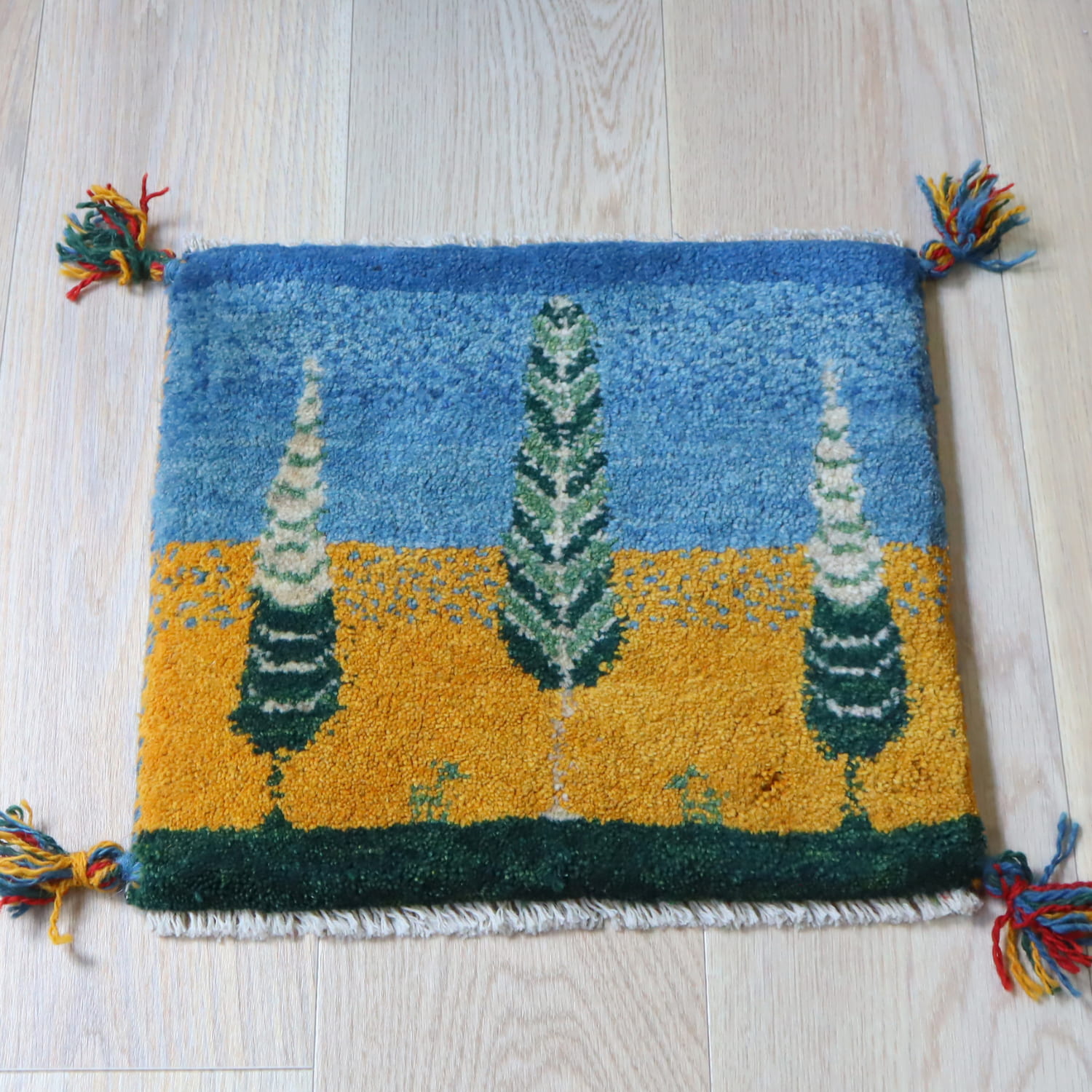 ギャッベ イラン産手織り 座布団サイズ 37x41cm 背の高いイトスギ