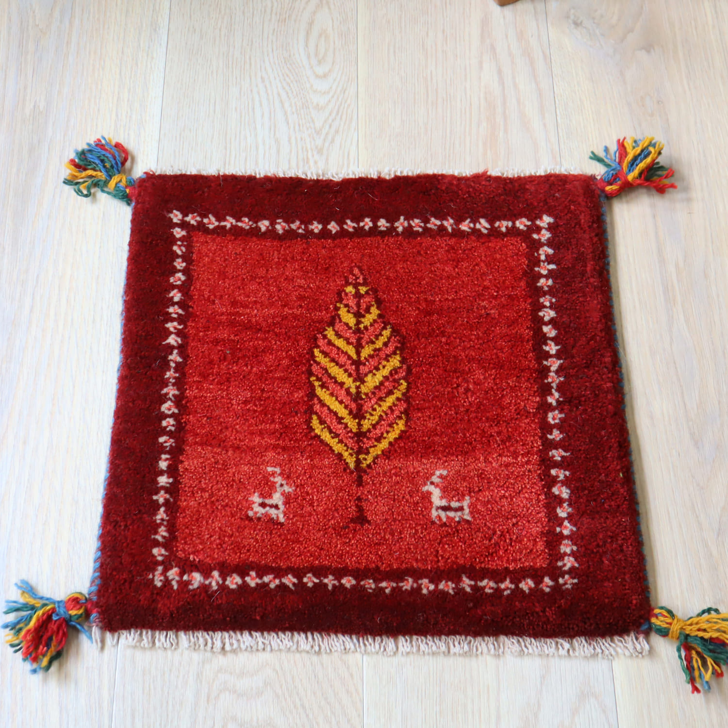 ギャッベ イラン産手織り 座布団サイズ 41x42cm レッド　木の葉のような生命の木