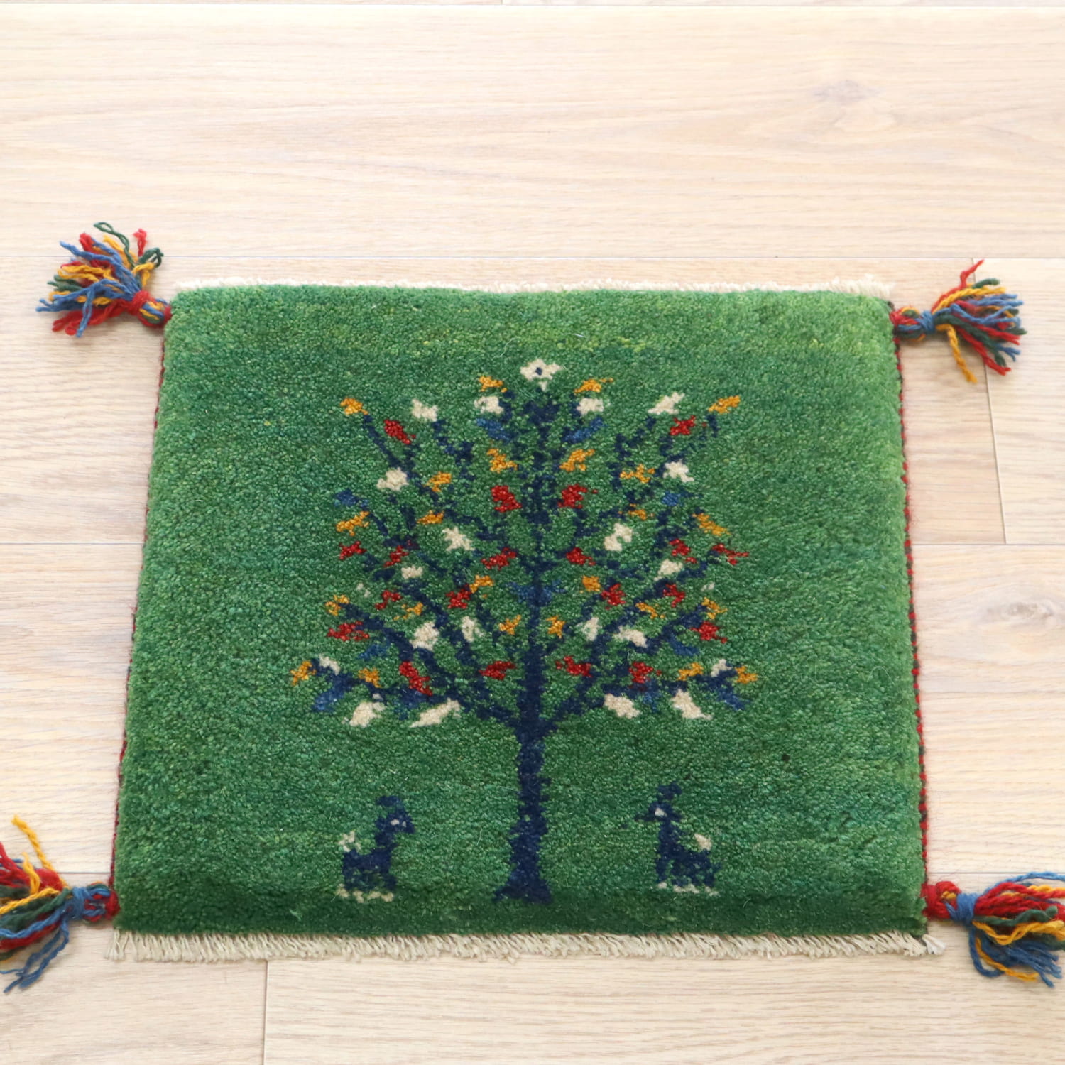 ギャッベ イラン産手織り 座布団サイズ 37x41cm グリーン　花をつけた生命の木