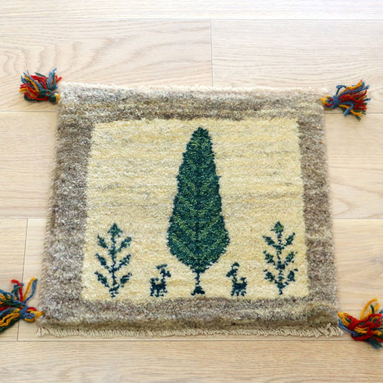 ギャッベ イラン産手織り 座布団サイズ 38x42cm ナチュラル　グレー　背の高い生命の木