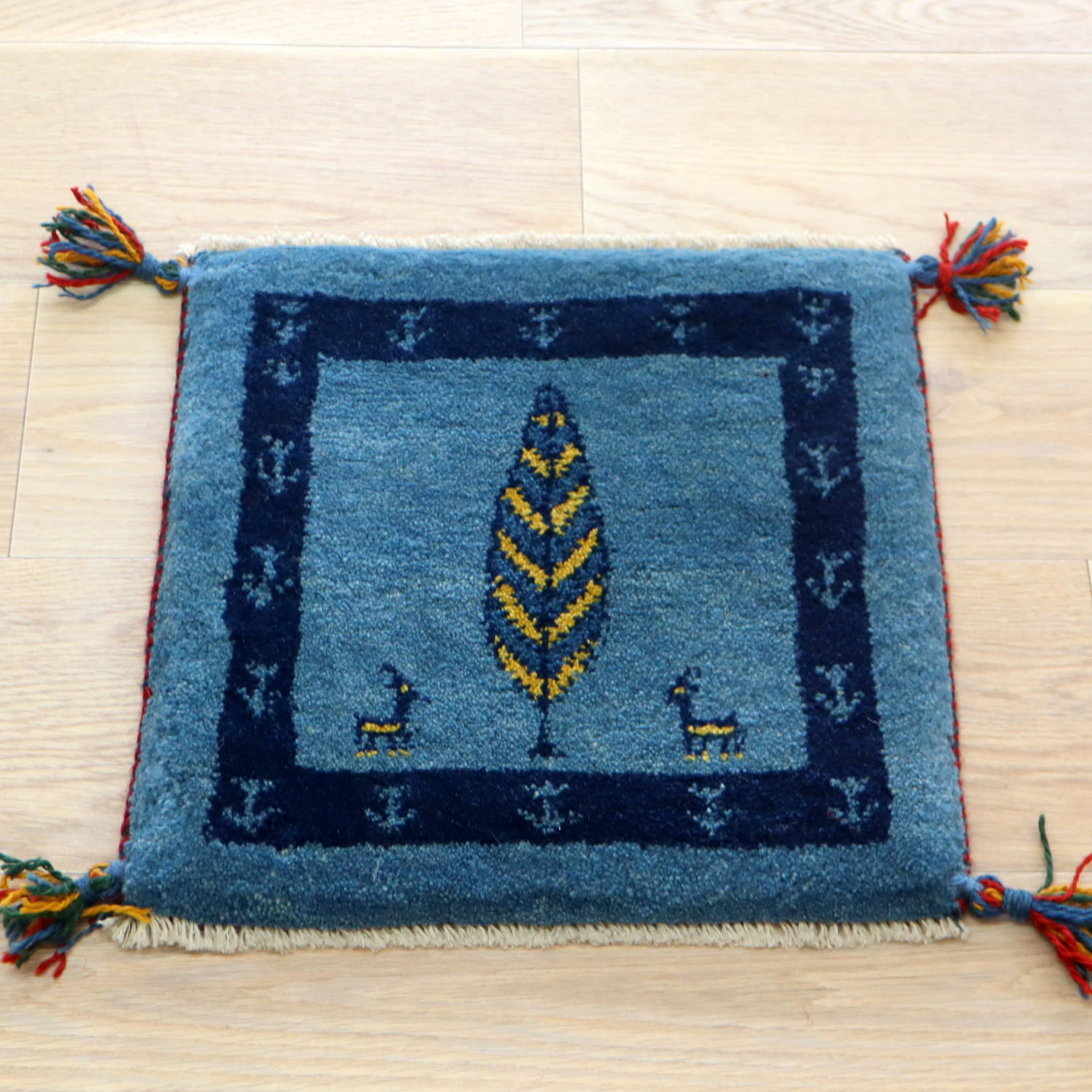ギャッベ イラン産手織り 座布団サイズ 41x42cm ブルー　木の葉のような生命の木