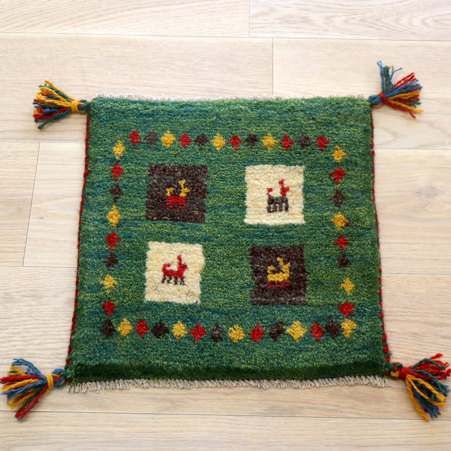 ギャッベ イラン産手織り 座布団サイズ 39x38cm グリーン　アイボリーとブラウンのタイル
