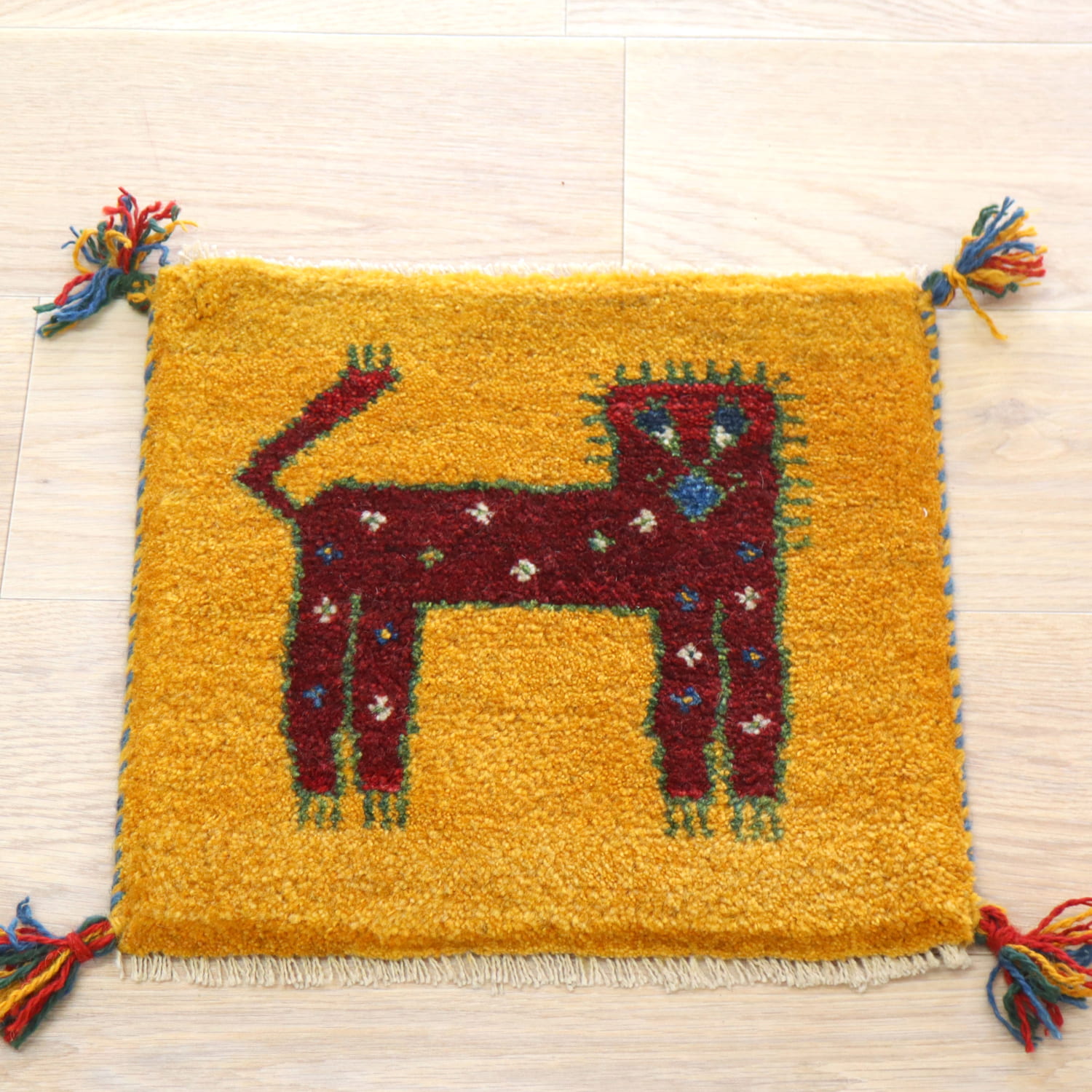 ギャッベ イラン産手織り 座布団サイズ 38x41cm イエロー　デフォルメされた赤いライオン