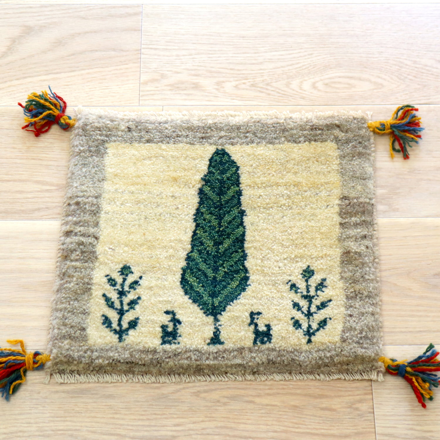ギャッベ イラン産手織り 座布団サイズ 37x42cm ナチュラル　グレー　背の高い生命の木