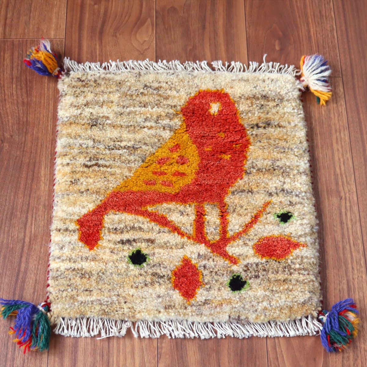 【15%OFF】ギャッベ イラン産手織り 座布団サイズ 42×40cm ナチュラルアイボリー 佇んでいる小鳥