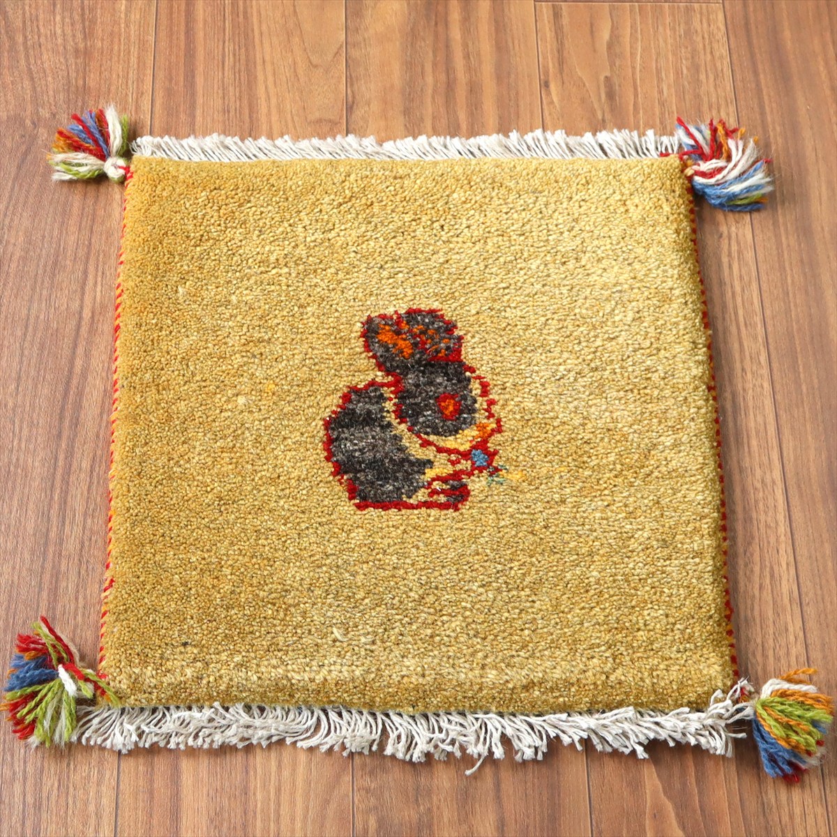 【15%OFF】ギャッベ イラン産手織り 座布団サイズ 44×42cm ゴールデンイエロー 草をはむうさぎ
