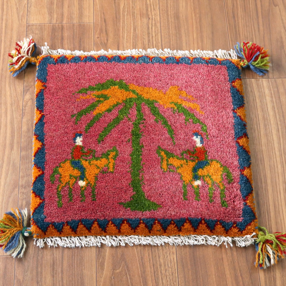 【15%OFF】ギャッベ イラン産手織り 座布団サイズ 41×43cm マゼンダ 向かい合う馬と遊牧民