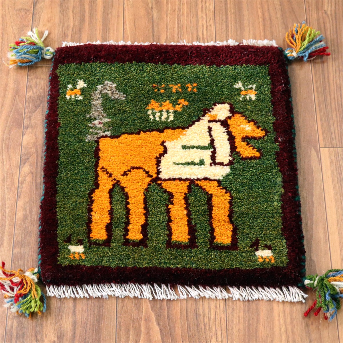 【15%OFF】ギャッベ イラン産手織り 座布団サイズ 40×37cm グリーン＆イエロー 鋭い目つきのライオン