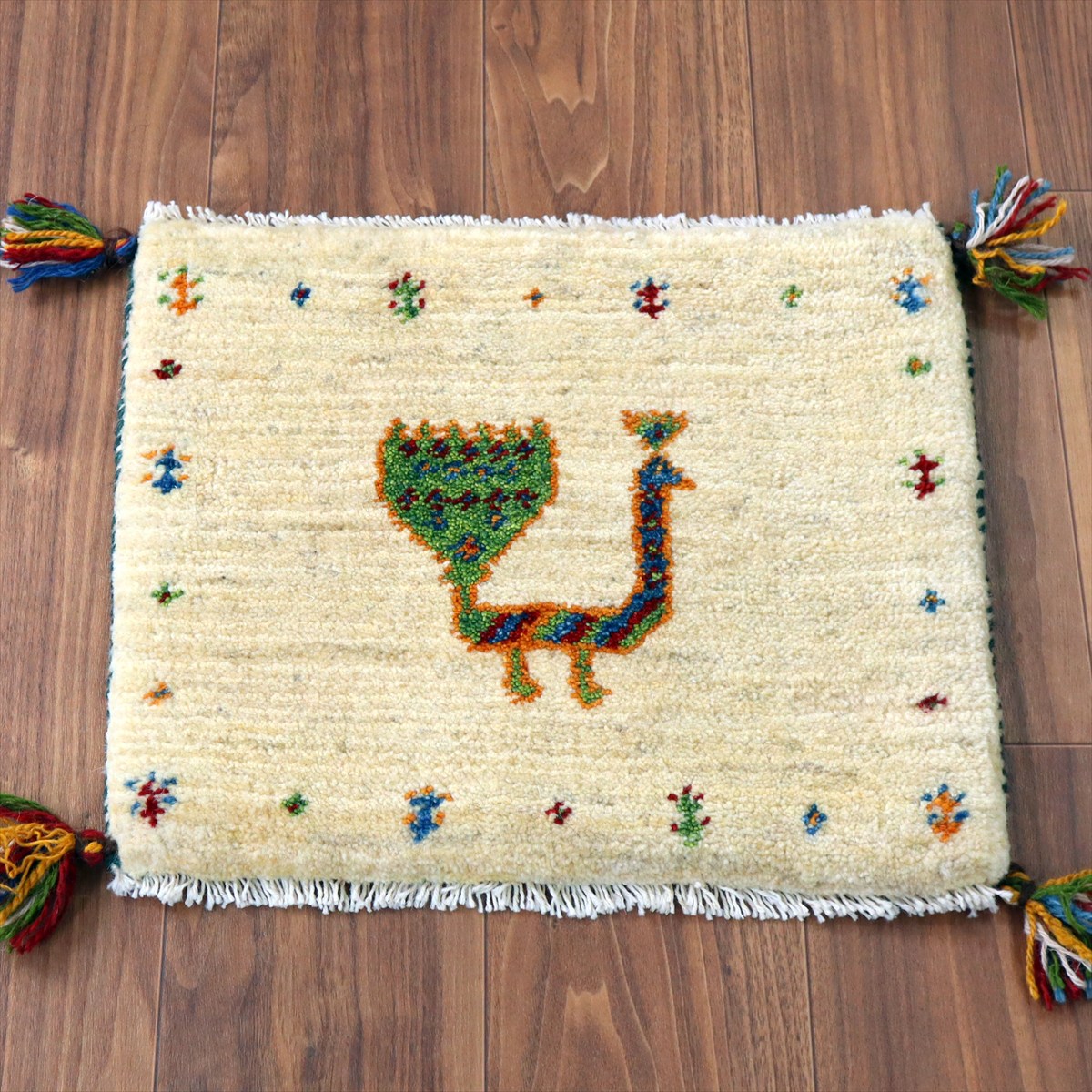【15%OFF】ギャッベ イラン産手織り 座布団サイズ 38×43cm ナチュラルアイボリー カラフルな孔雀