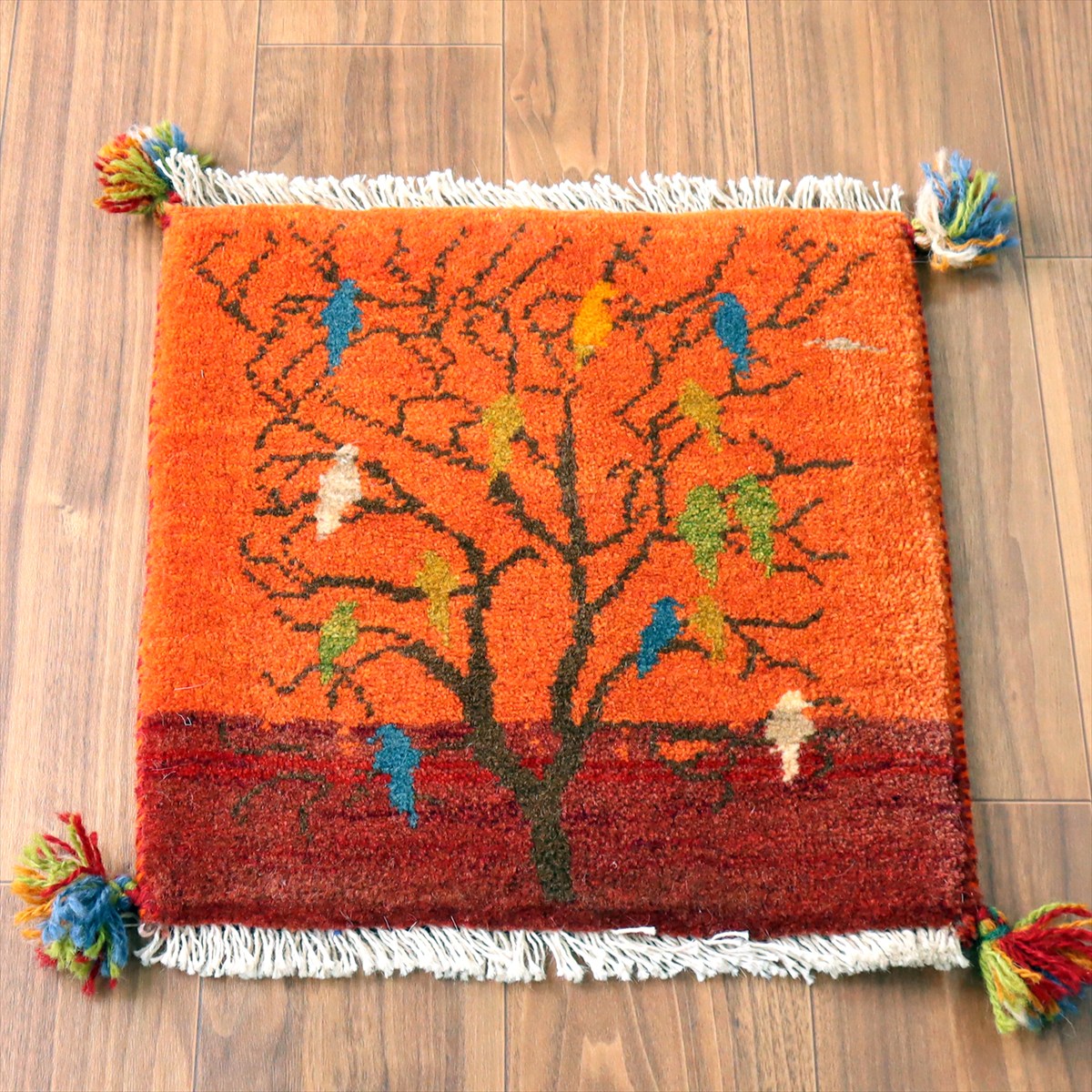 【15%OFF】ギャッベ イラン産手織り 座布団サイズ 43×43cm オレンジ＆レッド 木に佇む鳥
