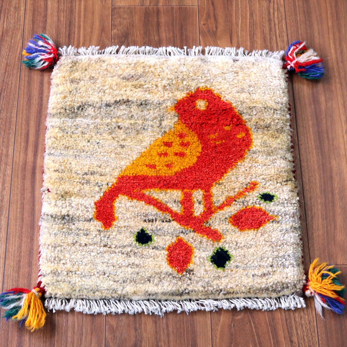 【15%OFF】ギャッベ イラン産手織り 座布団サイズ 42×39cm ナチュラルアイボリー 佇んでいる小鳥