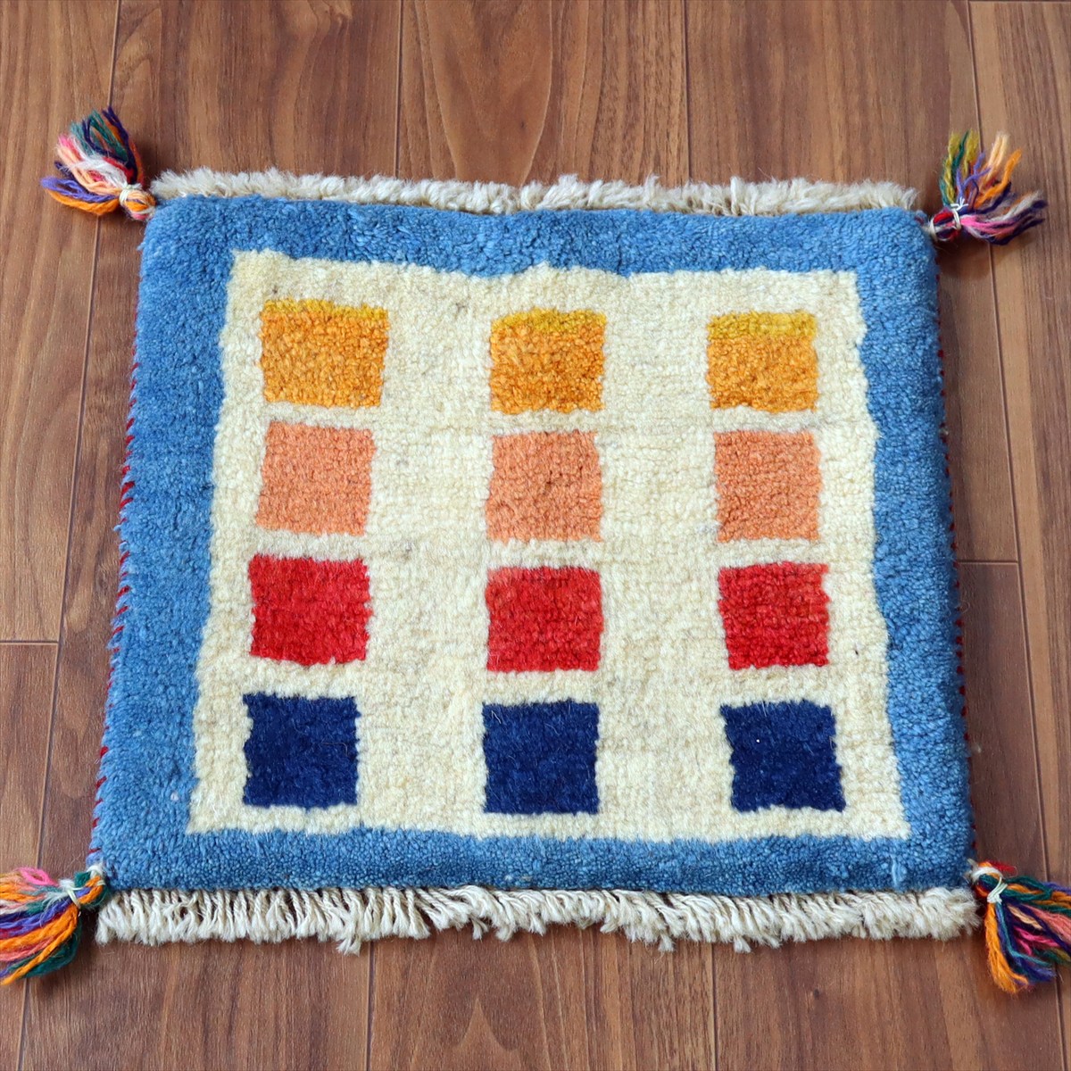 【15%OFF】ギャッベ イラン産手織り 座布団サイズ 37×39cm ナチュラルアイボリー カラフルタイル