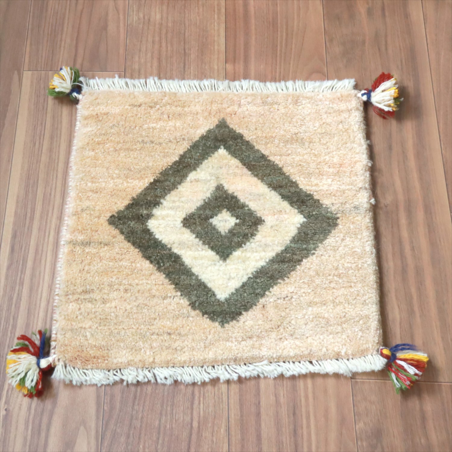 ギャッベ イラン産手織り 座布団サイズ 41x41cm ベージュ　ダイヤ