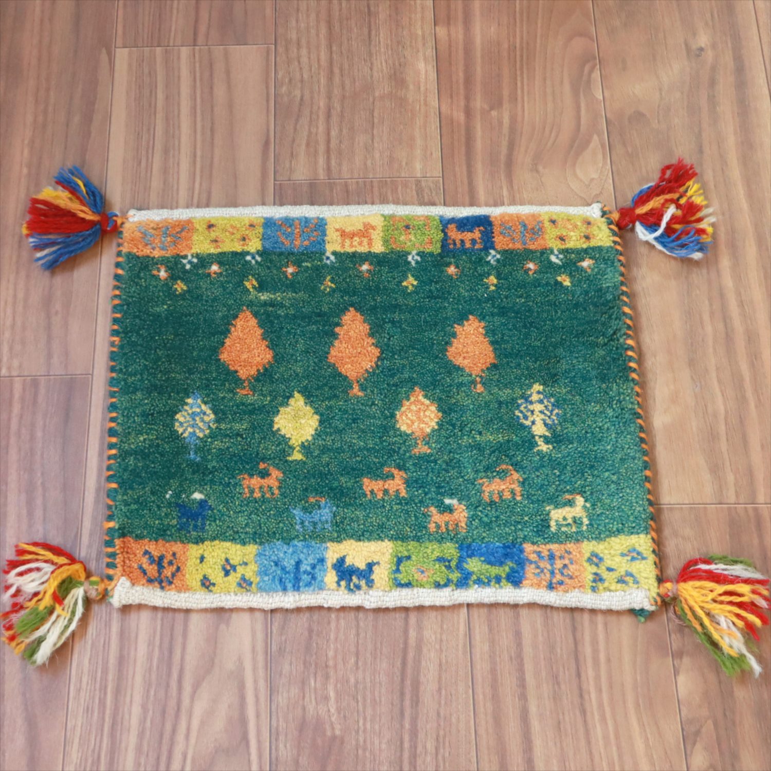 ギャッベ イラン産手織り 座布団サイズ 38x43cm グリーン