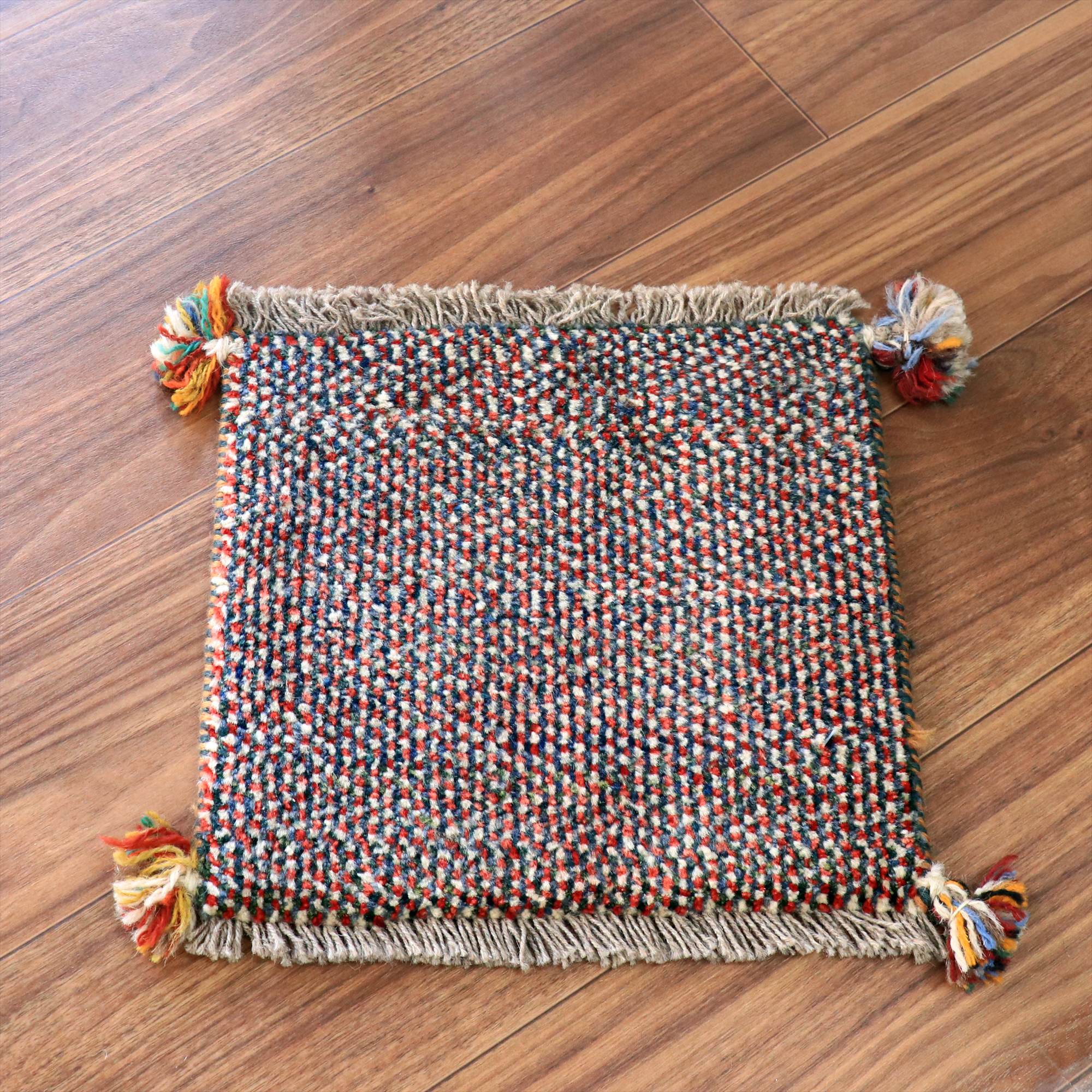 ギャッベ イランの手織り 小さなラグ 30x31cm