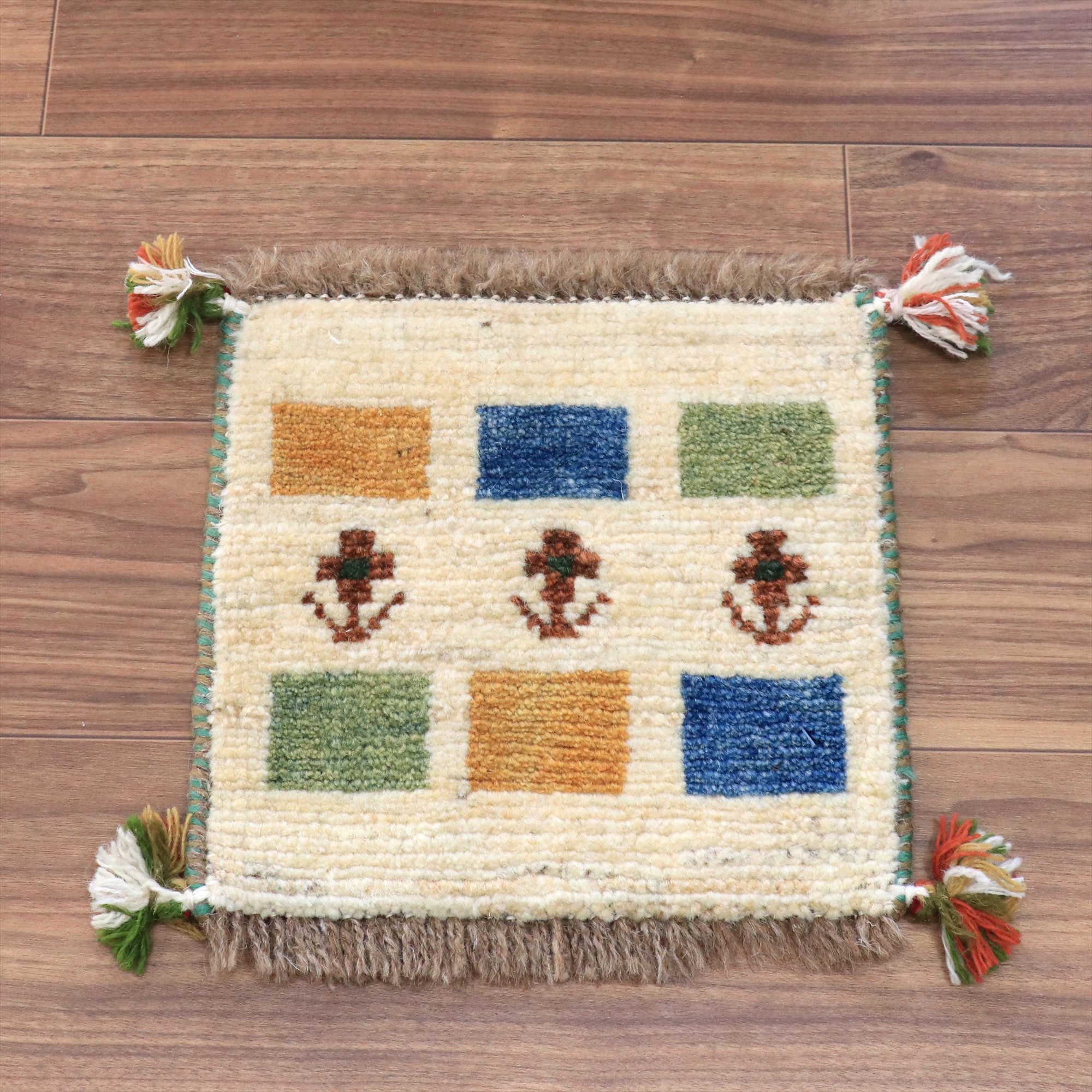 ギャッベ イランの手織り 小さなラグ 30x30cm