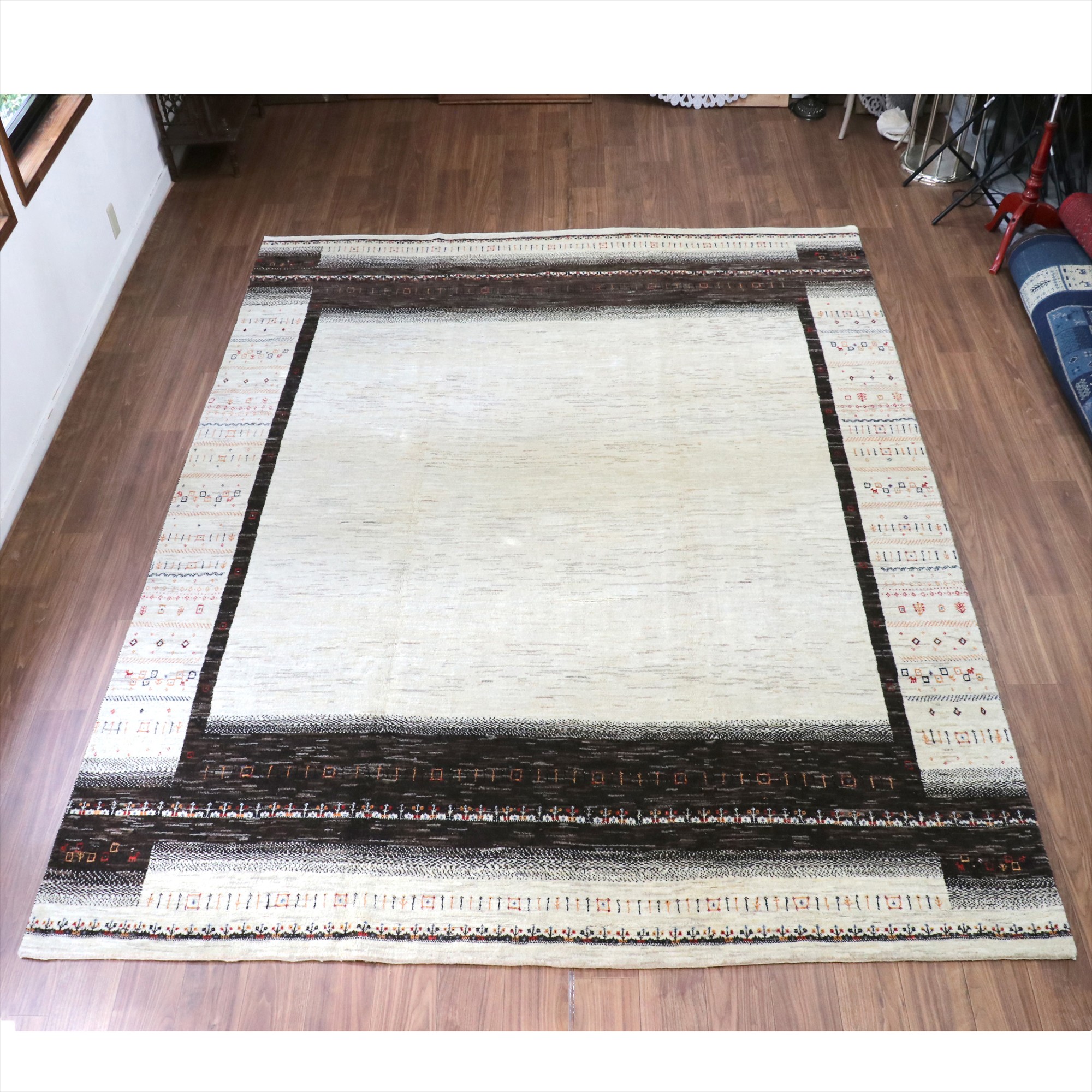 ギャッベ 手織り イラン 特大8M2 リズバフト 細かな織り 333x256cm ナチュラルアイボリー　無地　ダークブラウンのボーダー