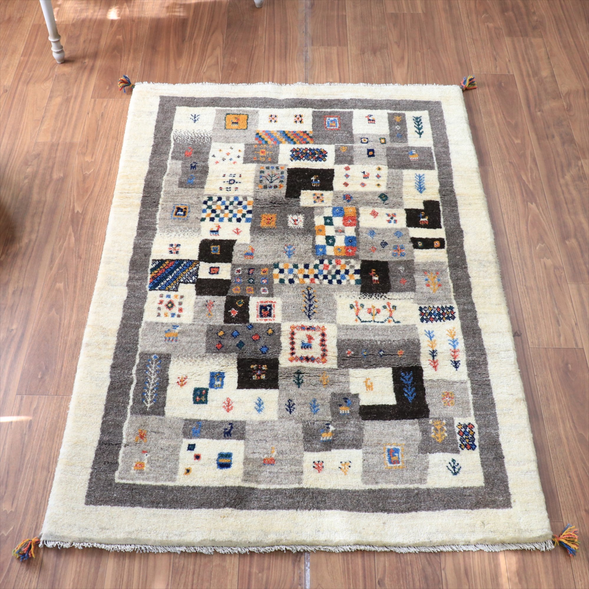 ギャッベ イラン産 手織りラグ 123x83cm モザイクのようなタイル柄　グレー　ナチュラル モノトーン