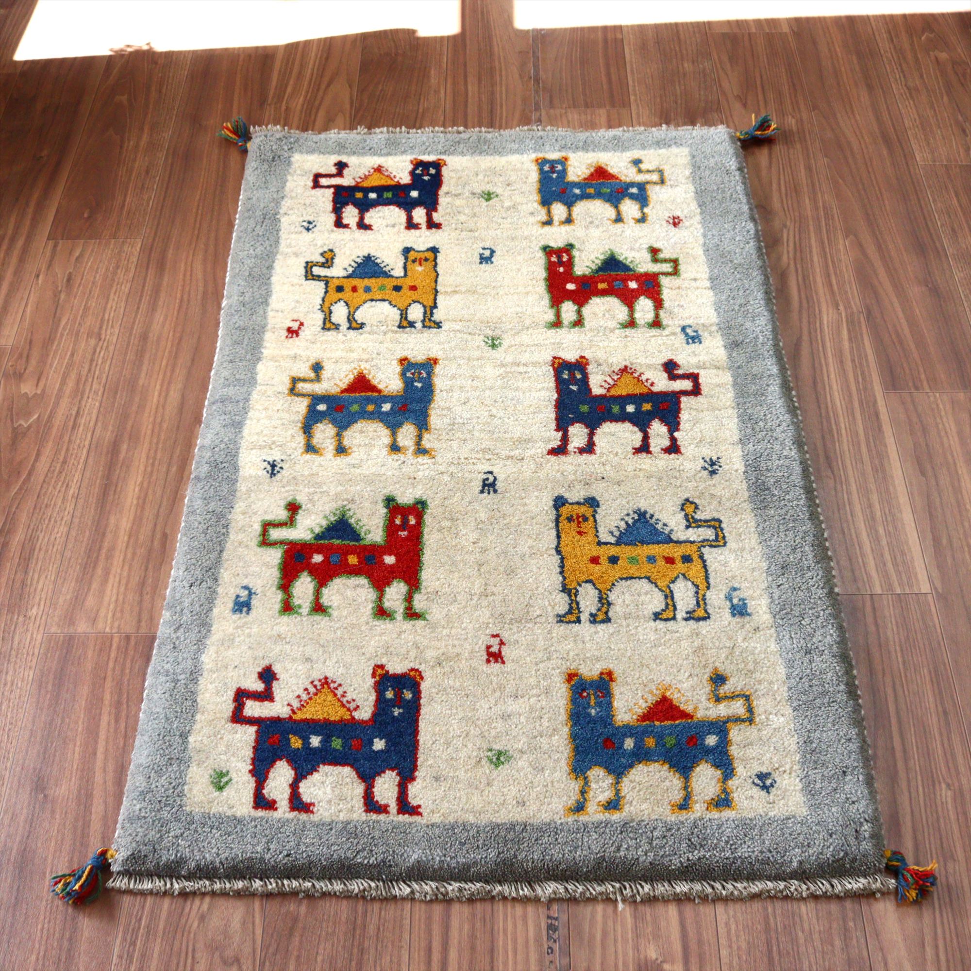 ギャッベ イランの手織りラグ 130x83cm アイボリー ユニークなラクダ