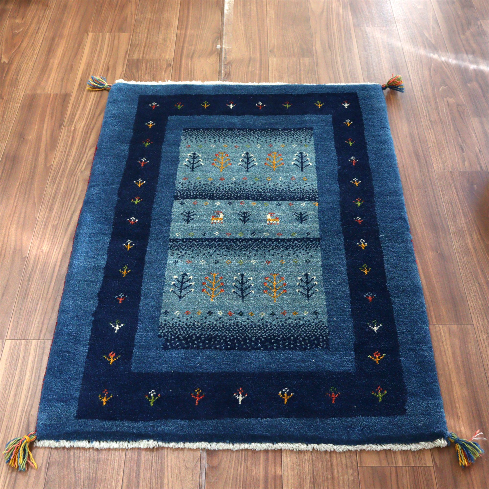 イランの手織りラグ ギャッベ 118x85cm 動物と植物 ブルー