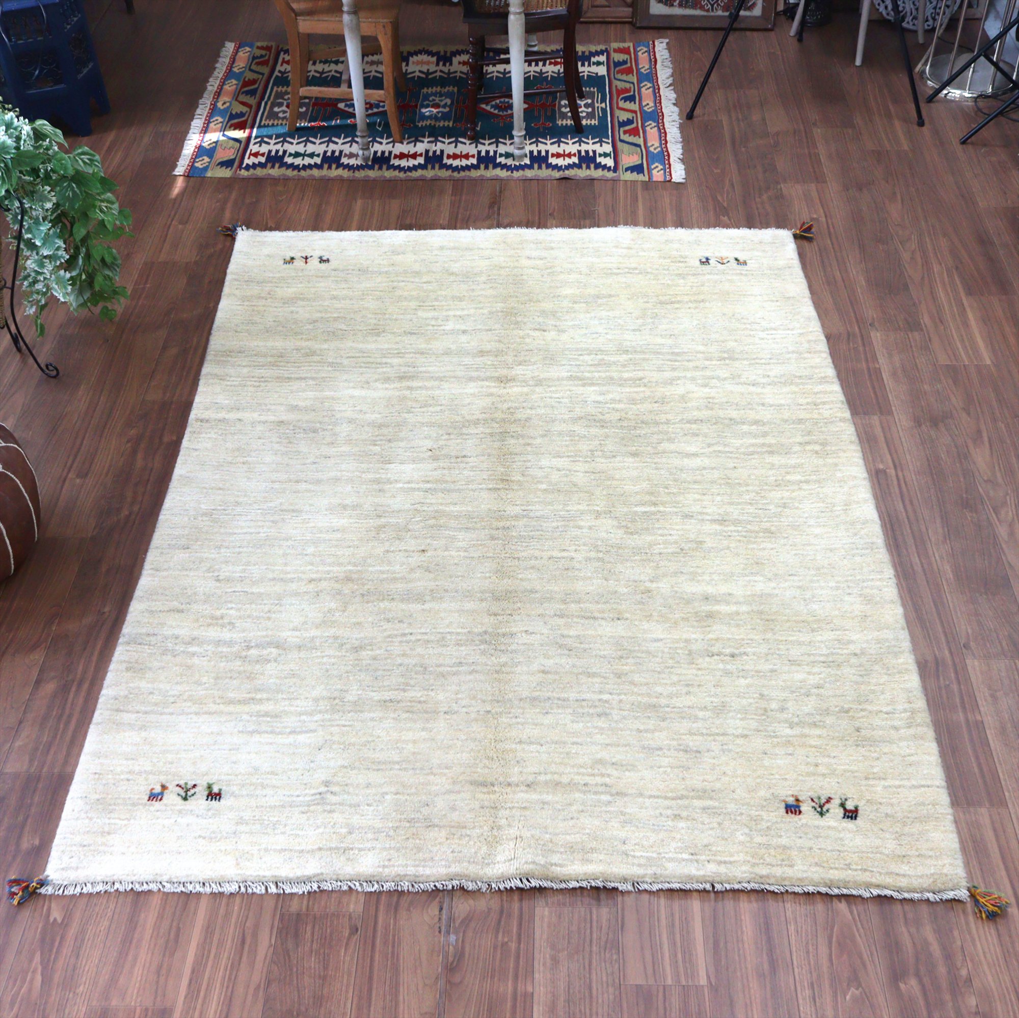 イランのカシュカイ族 手織りラグ ギャッベ 234x173cm ナチュラルアイボリー シンプルデザイン