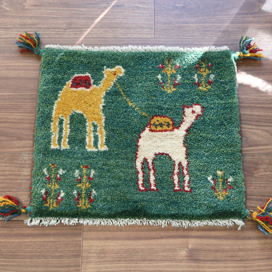 ギャッベ イラン産手織り 座布団サイズ 40x47cm グリーン　２頭のラクダ