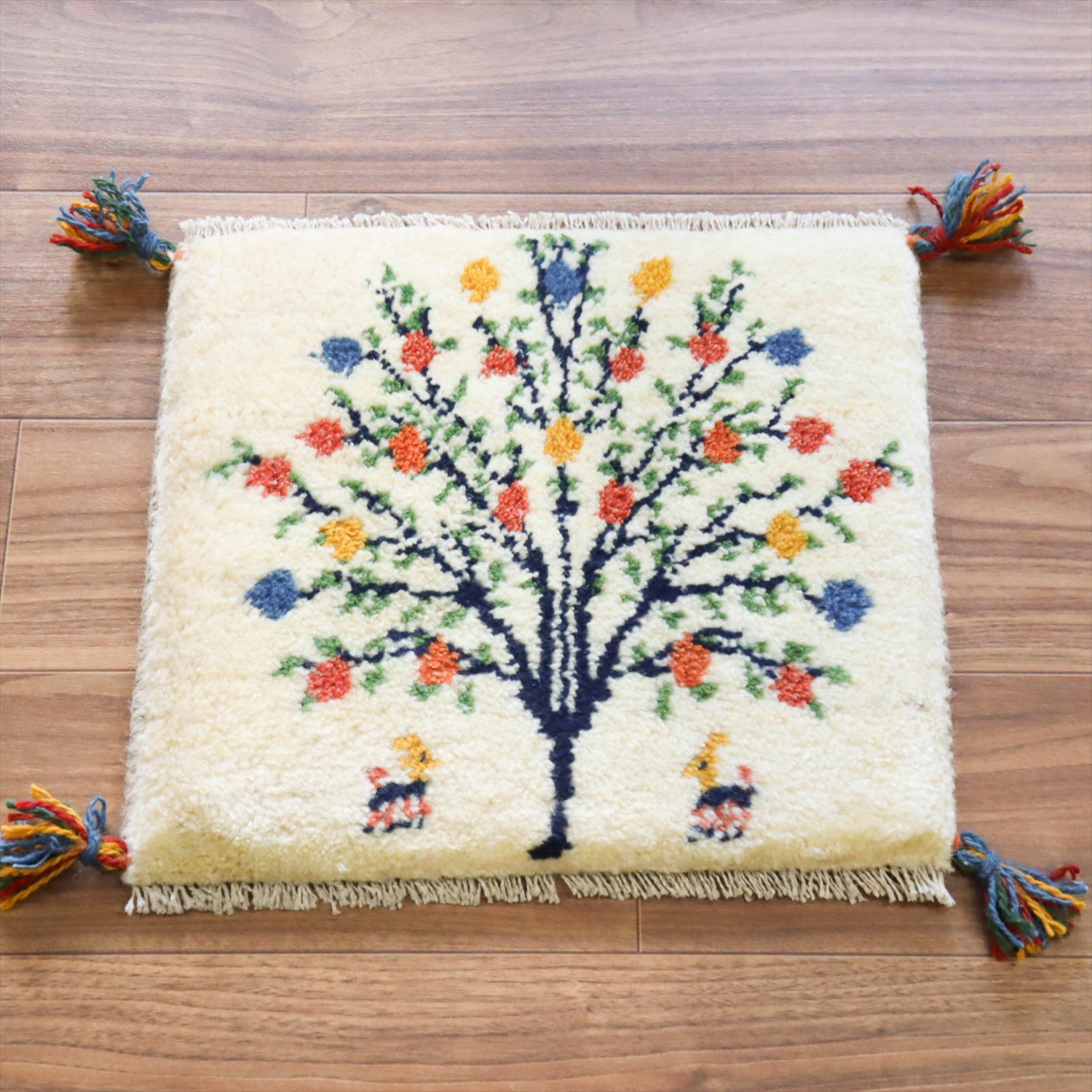 ギャッベ イラン産手織り 座布団サイズ 38x42cm ナチュラルアイボリー　花をつけた生命の木