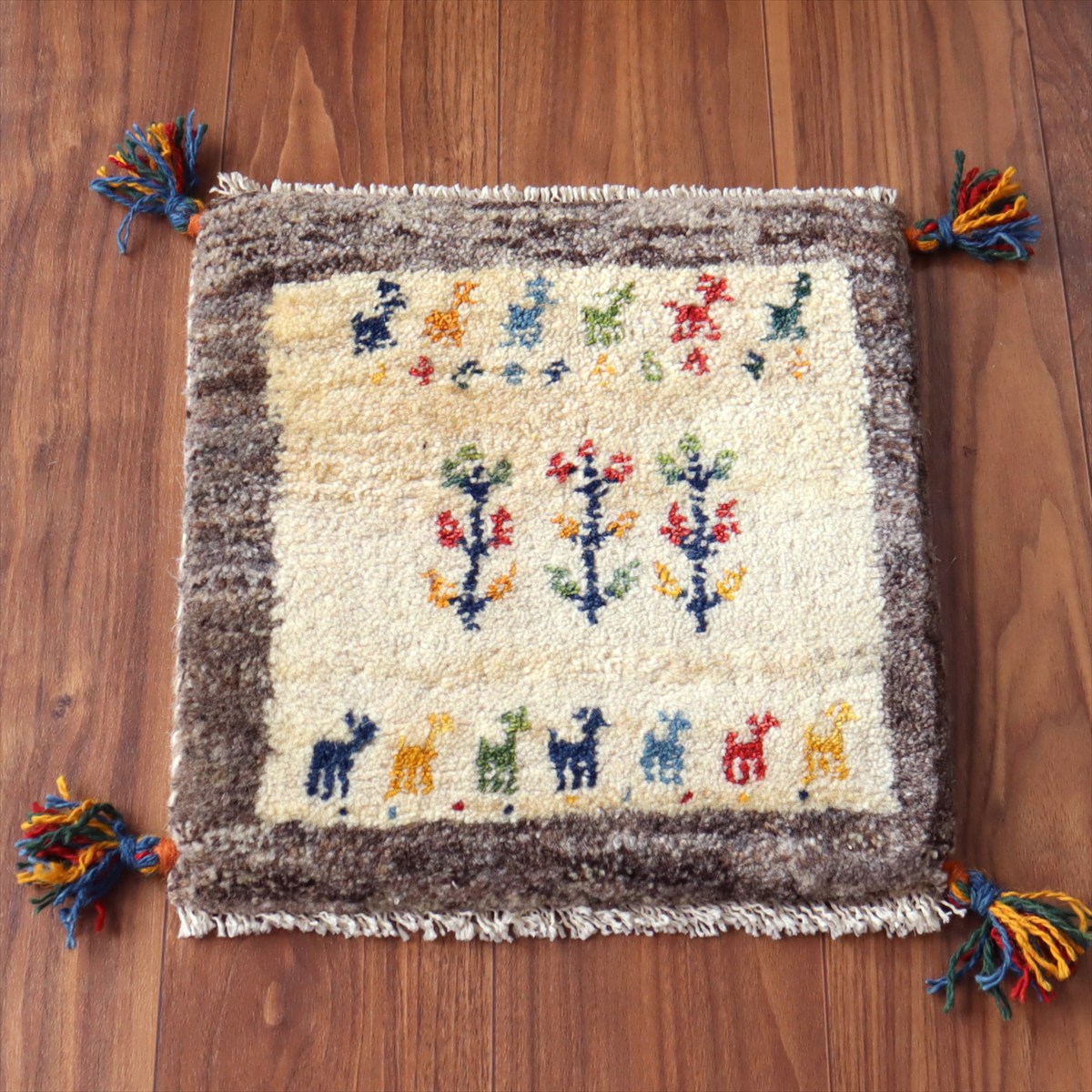ギャッベ イラン産手織り 座布団サイズ 39×37cm ナチュラルアイボリー カラフルな動物と生命の樹
