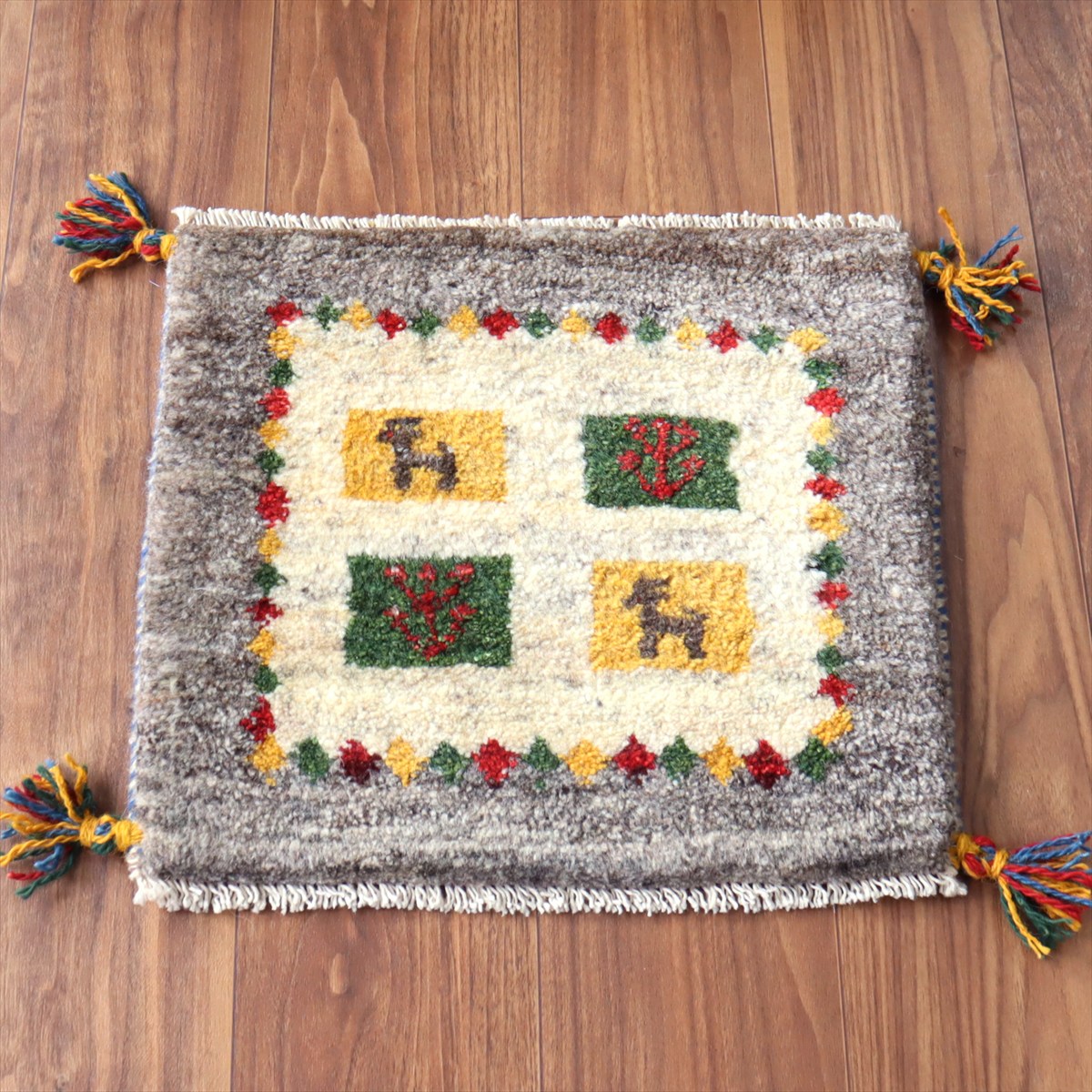 ギャッベ イラン産手織り 座布団サイズ 39×43cm ナチュラルアイボリー カラフルなタイル 動物と生命の樹