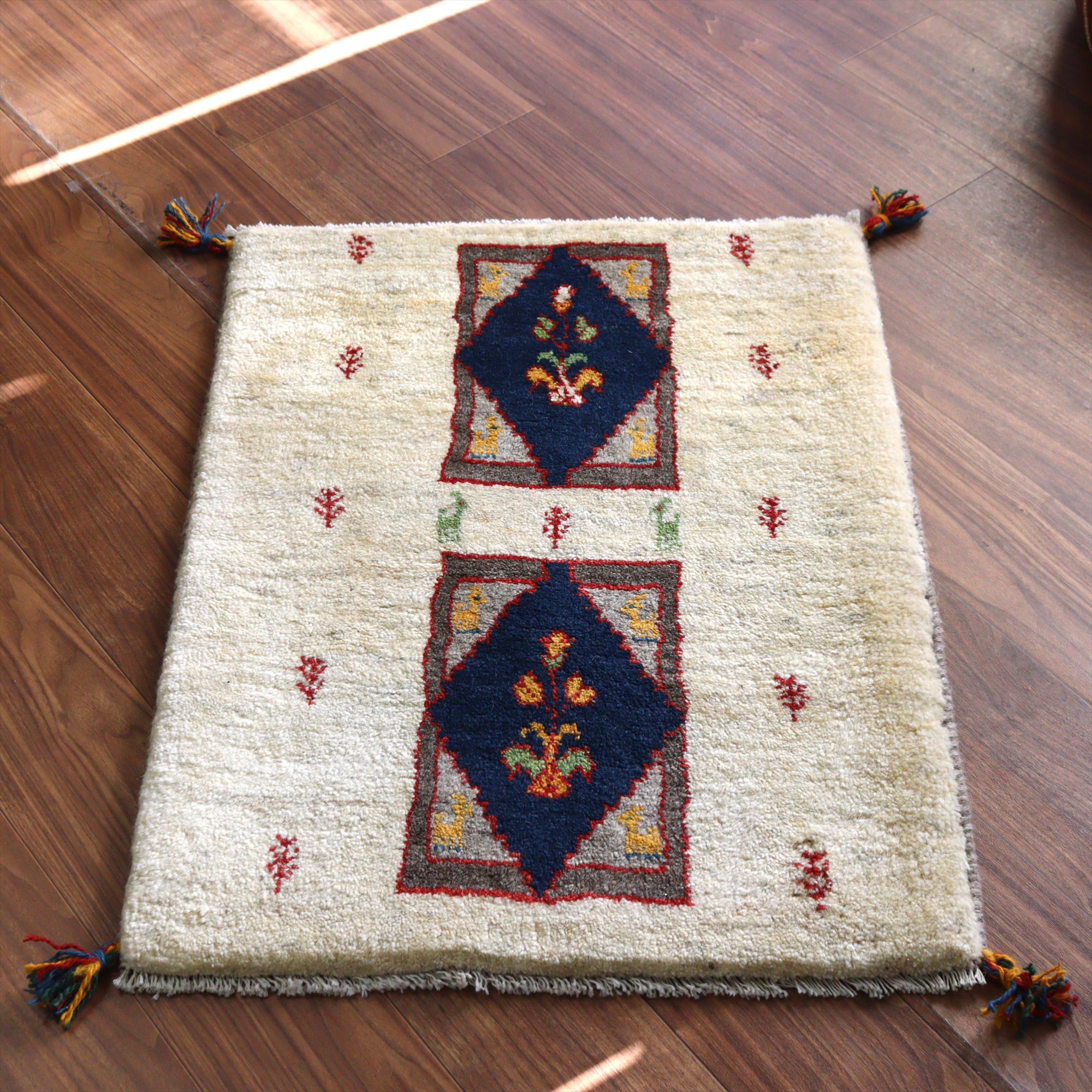 ギャッベ イラン産手織りラグ 88x65cm 花と動物 アイボリー