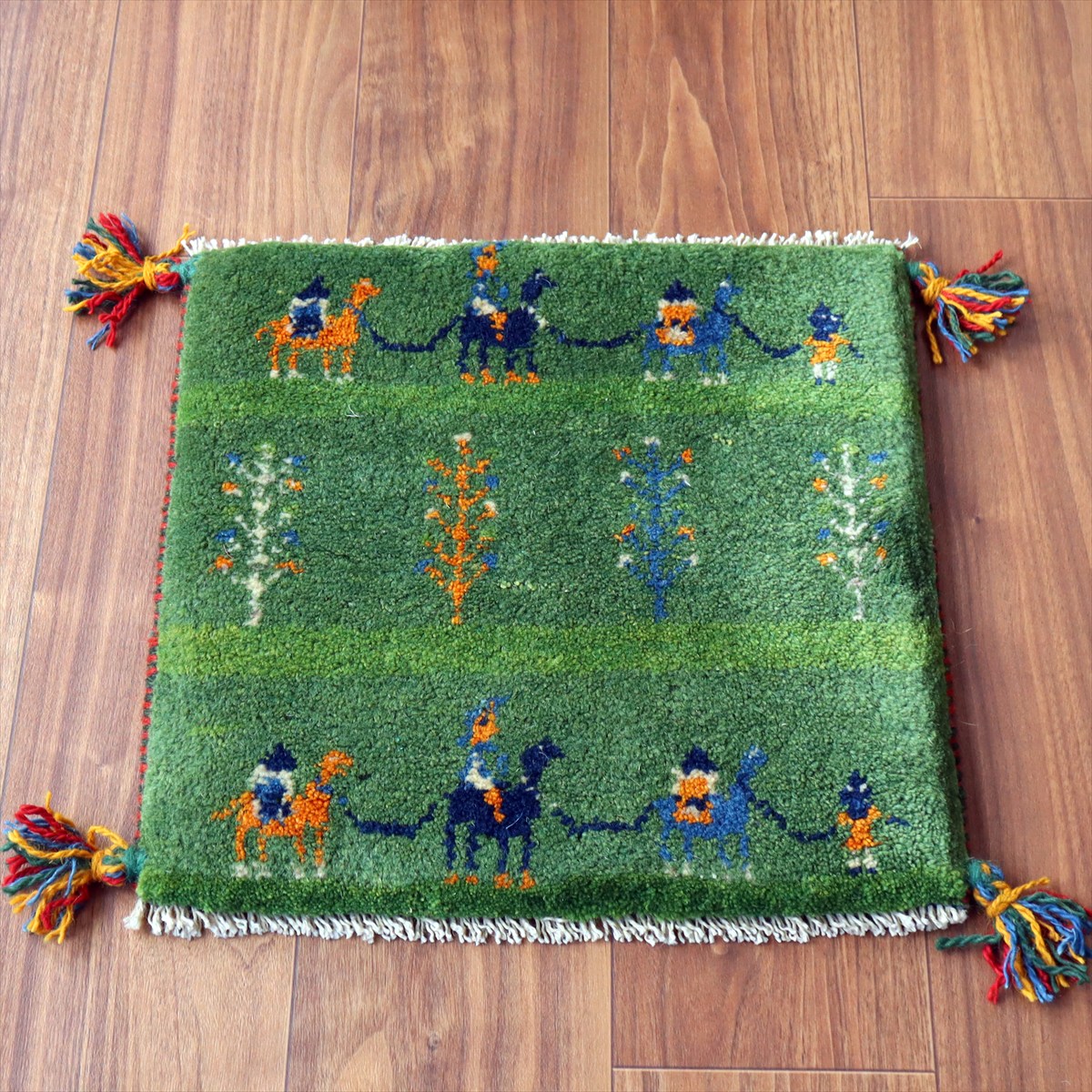 ギャッベ イラン産手織り 座布団サイズ 39×41cm グリーン ラクダのキャラバンとと生命の樹